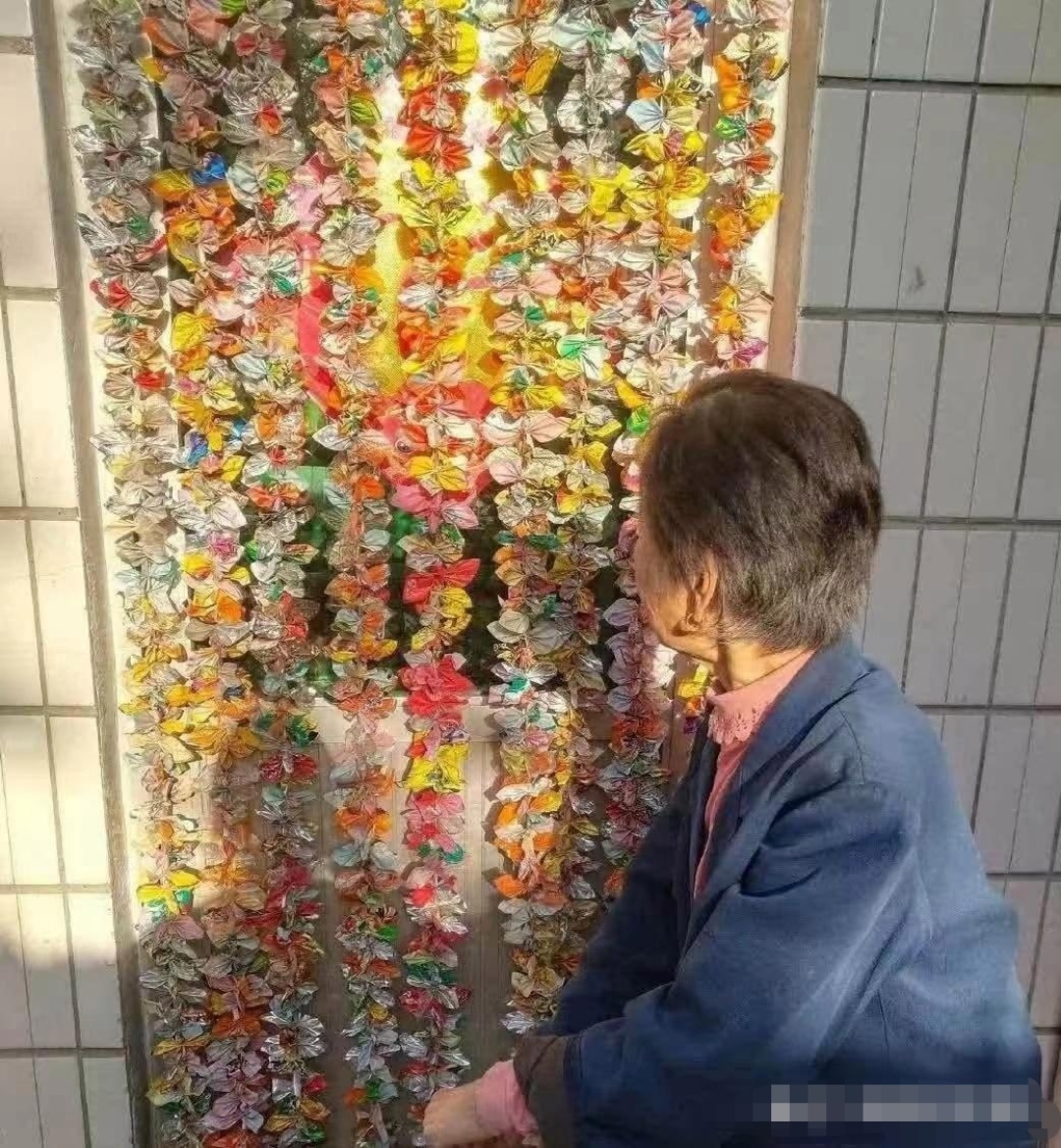 奶奶用糖果纸和废旧塑料袋竟然变废为宝,做出这么漂亮的门帘,她老人家