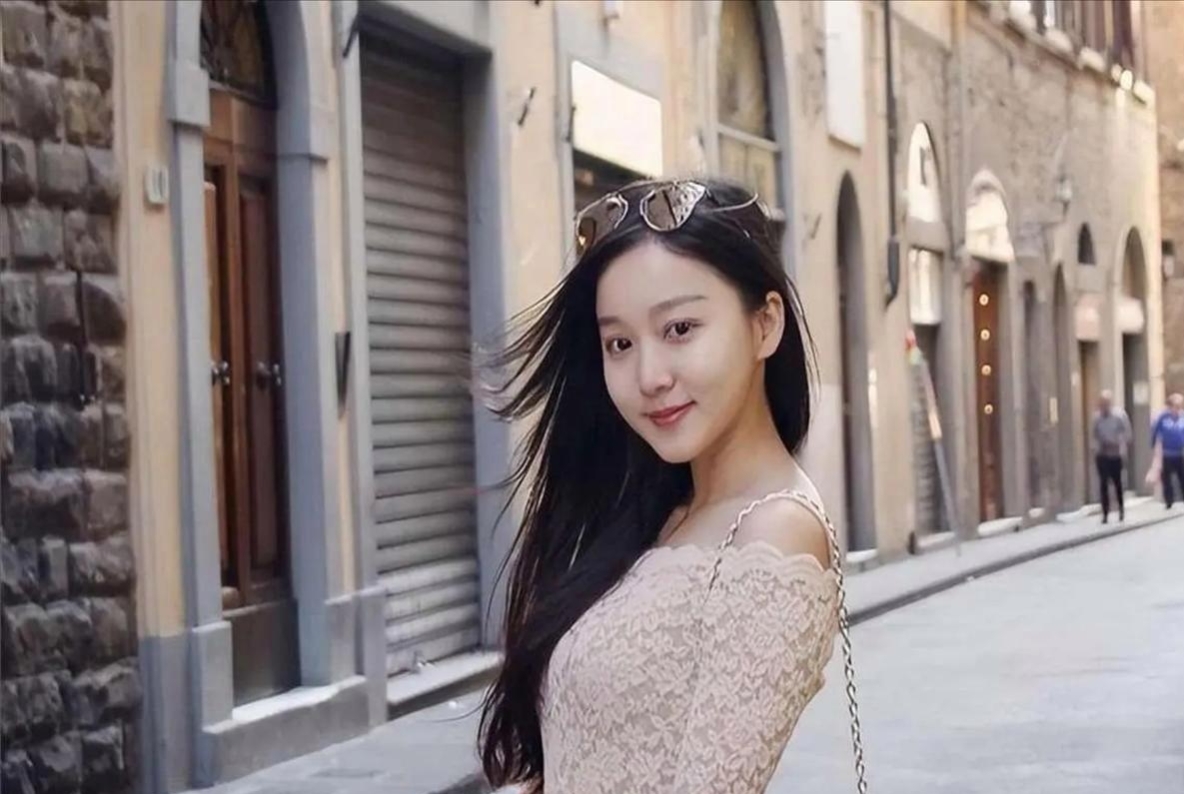 夏露,马龙的爱侣,以其不凡姿色,诠释了何为天生丽质,容颜之出众,令人