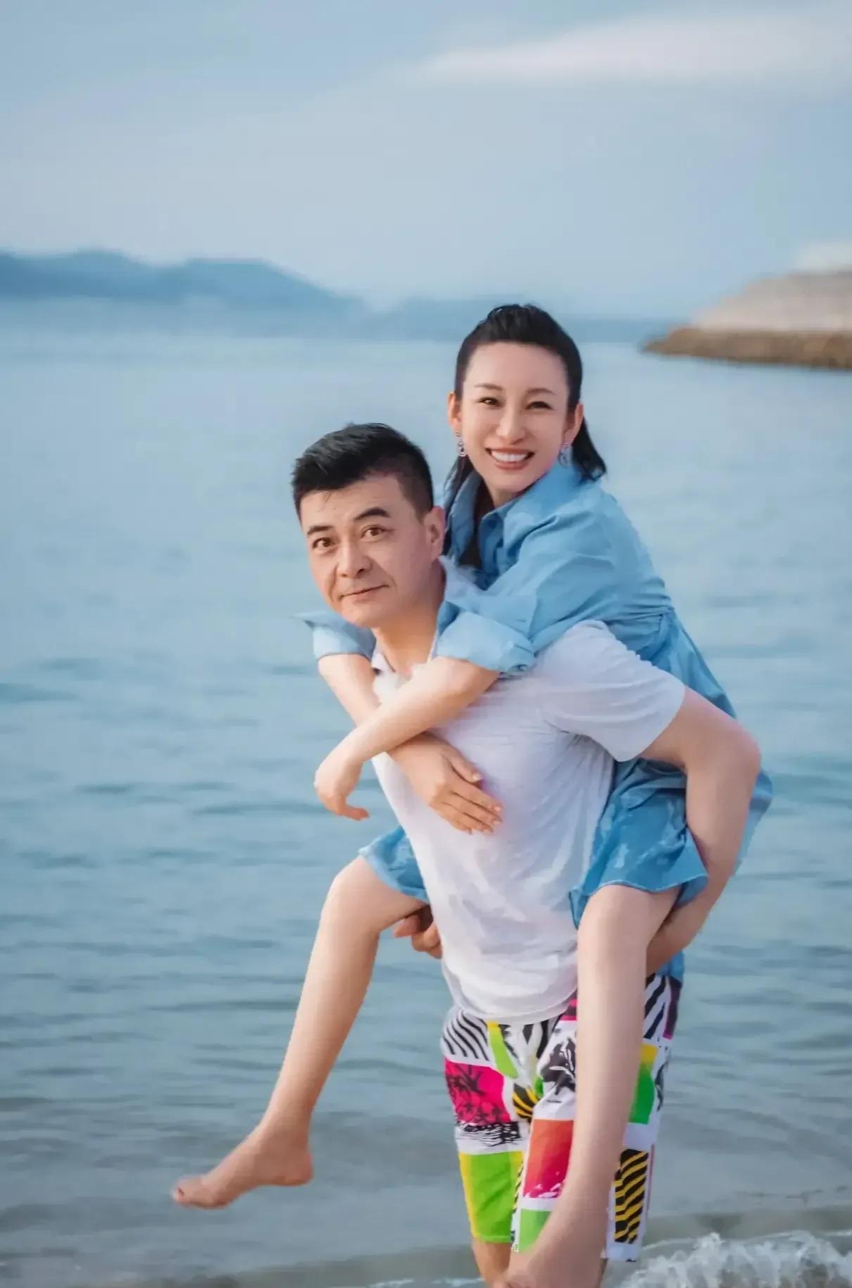秦海璐与老公王新军携手漫步于海边,尽情享受浪漫时光,这满满的爱意