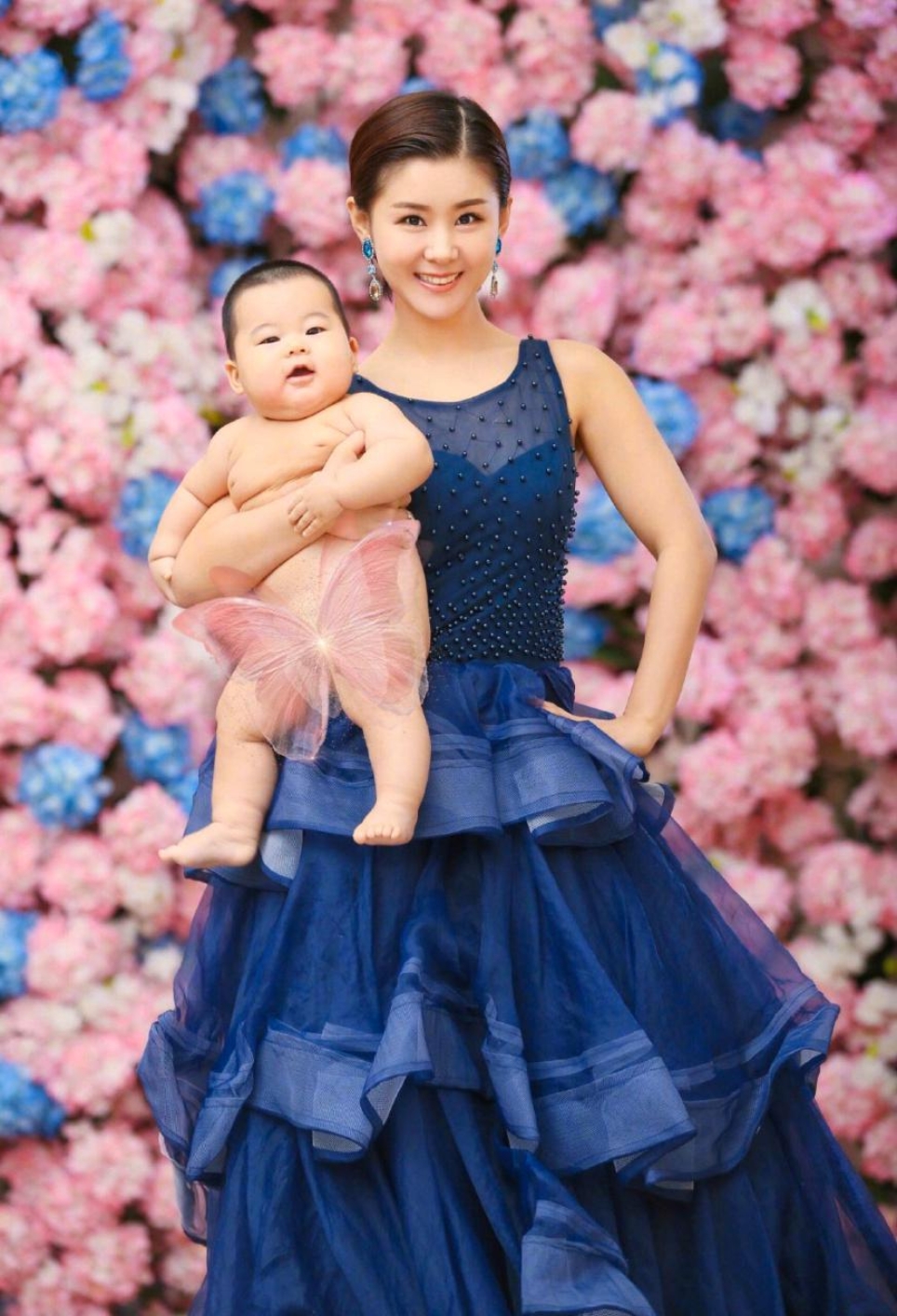 李小萌长的甜美漂亮十足辣妈一枚,和帅气儿子的合照温馨幸福,儿子越来