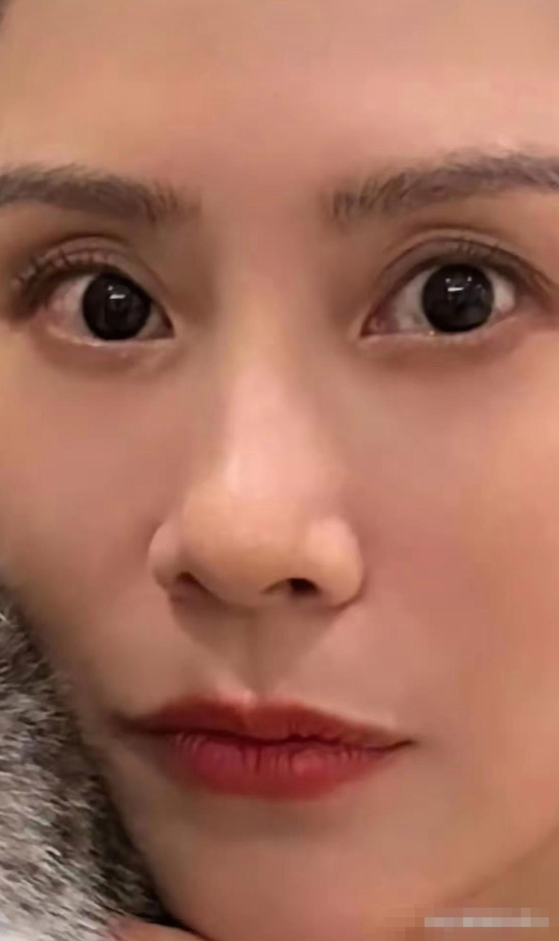 海清的状态越来越好了,五官立体感很强,有人说她整容了,其实她本来就