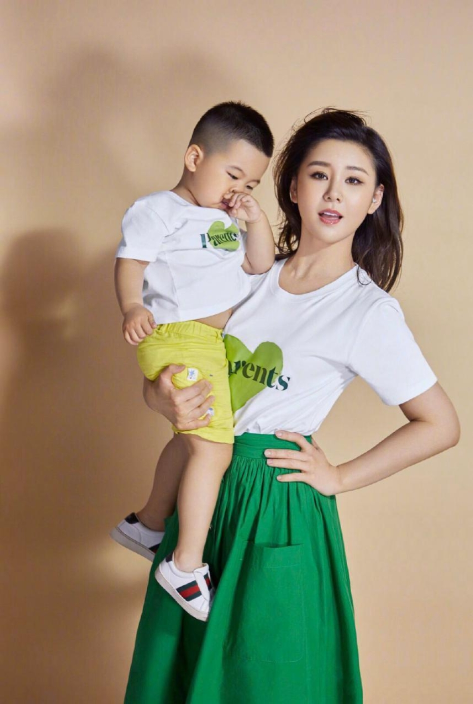 李小萌长的甜美漂亮十足辣妈一枚,和帅气儿子的合照温馨幸福,儿子越来