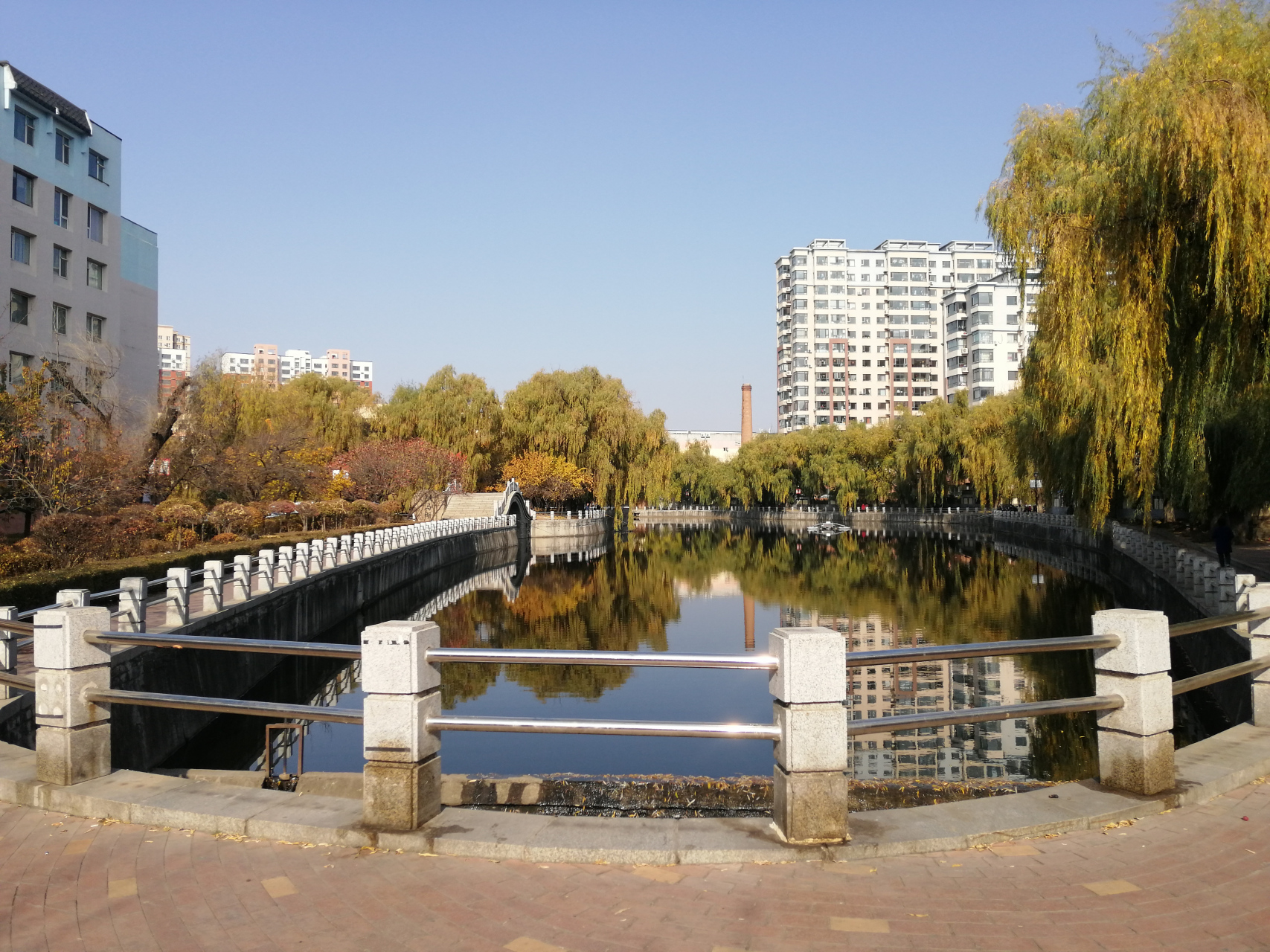 在吉林市船营区德胜路和西安路之间有一个隐秘的小公园—"跃马湖"公园