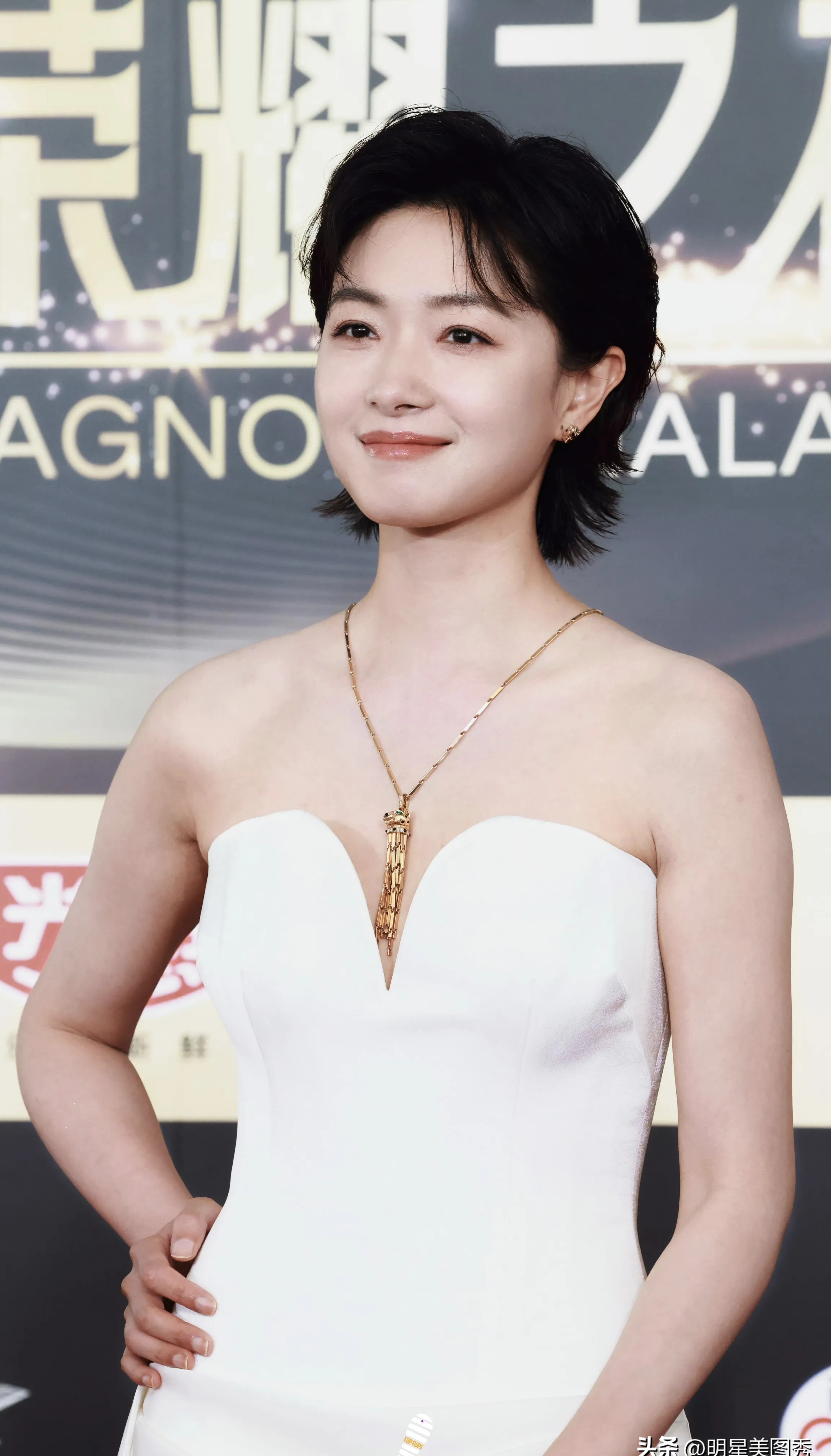 她那天穿了件抹胸长裙短头发显得挺干练很多网友说是她靠实力突围