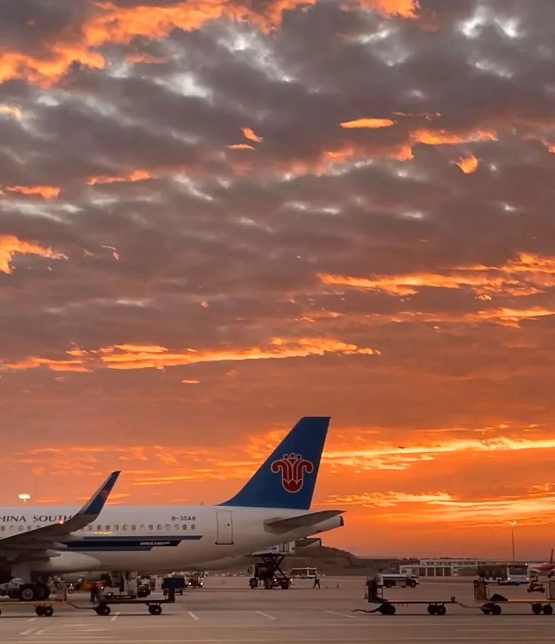 该吃吃,该喝喝哈 最近雷雨季, 执飞的航班没有延误就是好 晚霞很漂亮