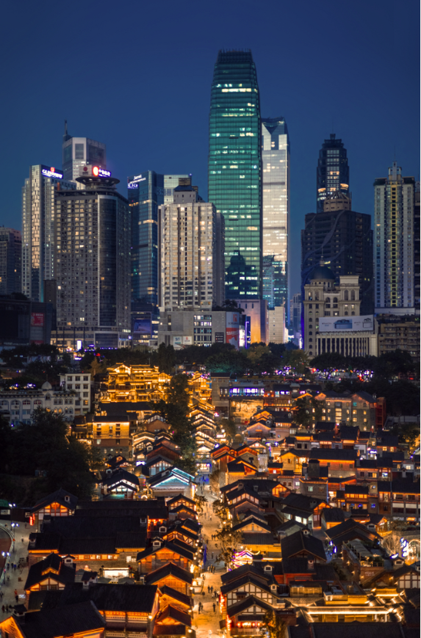 附近的,洪崖洞看完了可以去看重庆十八梯~ 都在一个地方,这夜景绝了!