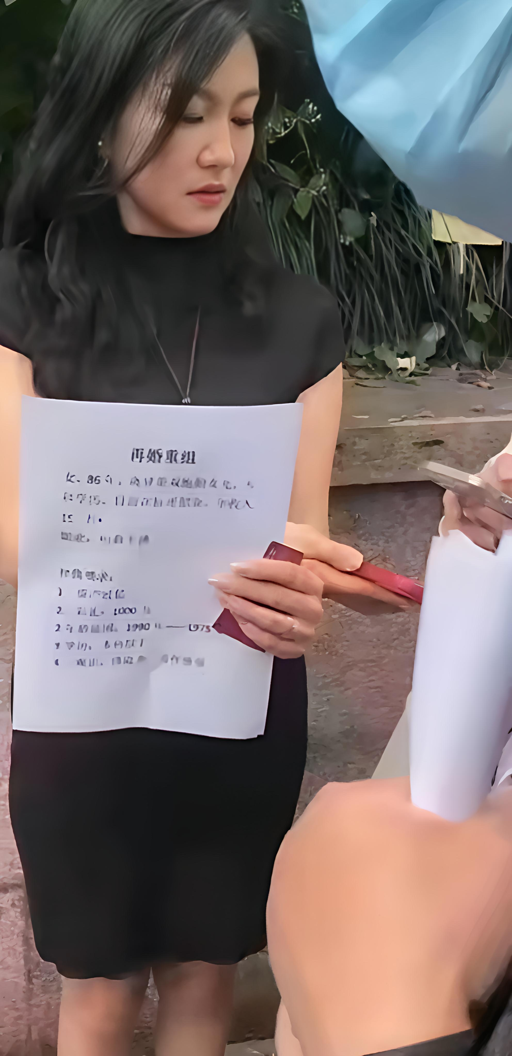 40岁离异带俩娃的女子,在相亲广场举牌征婚