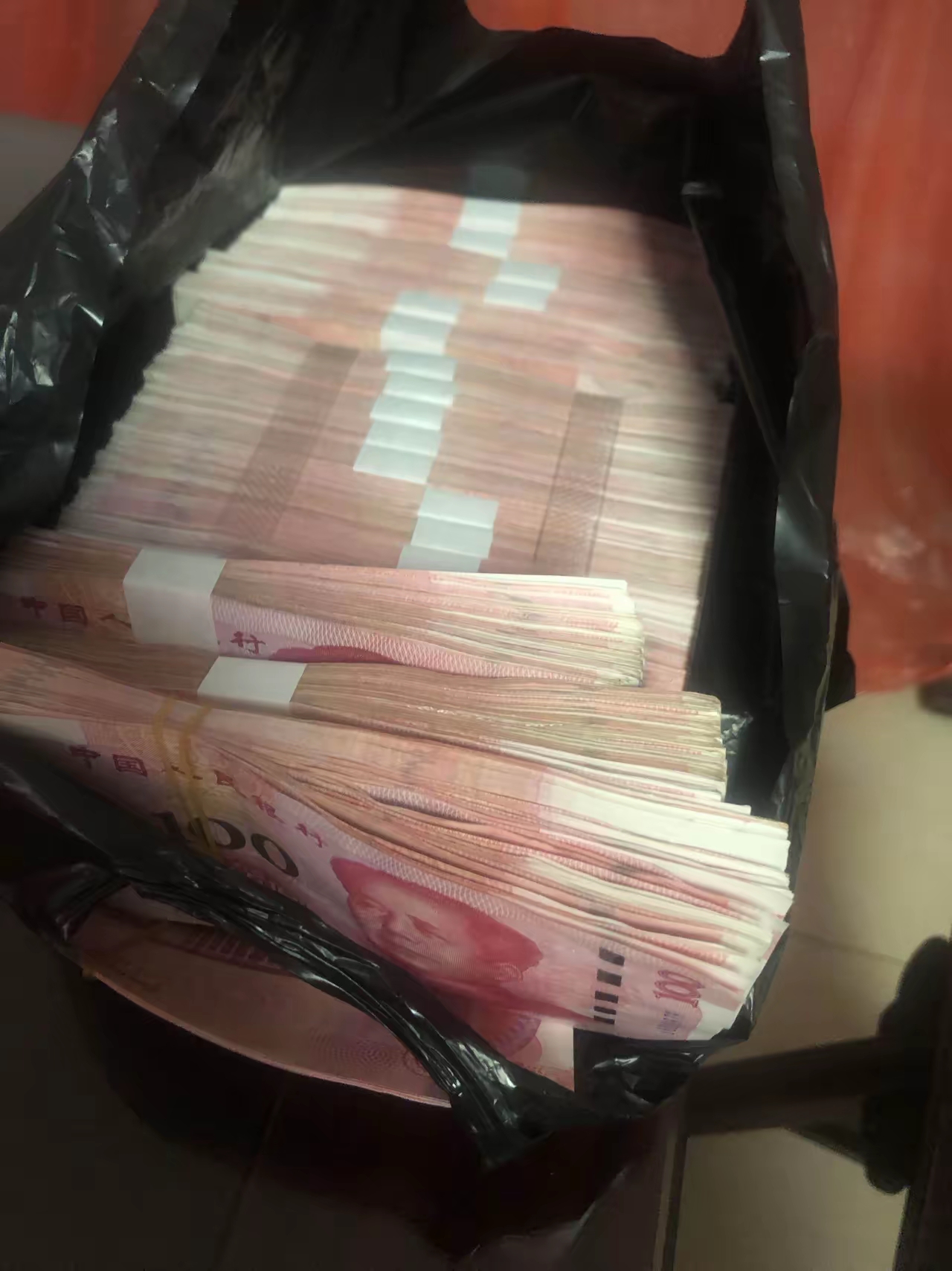 我试着给我妹妹提过一次,她竟然特别生气的说, "你明知道我没