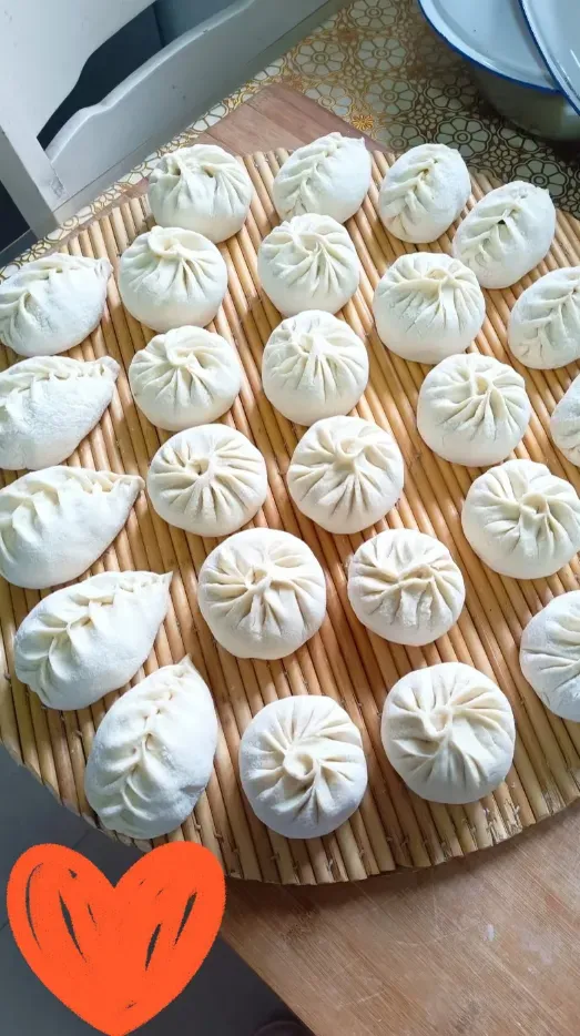 包子都包完了,告诉我说她好像没放盐,我尝了点包子里的馅子真是