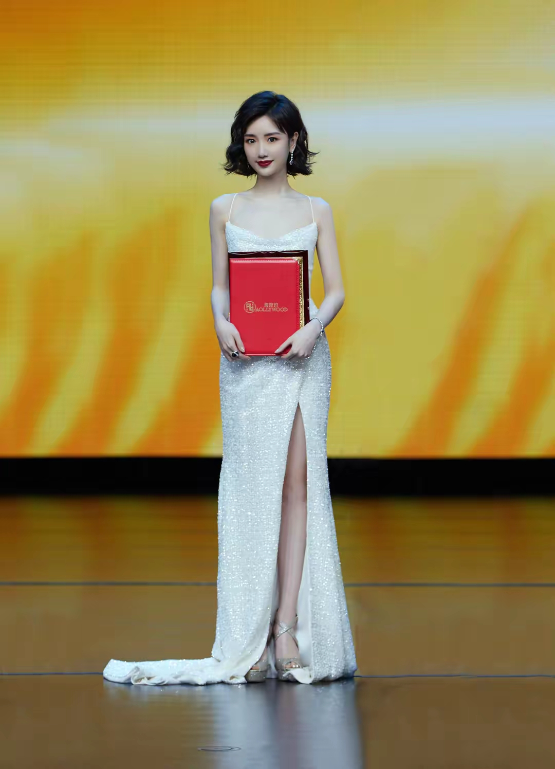 当初,陈翔这个快乐男声情歌王子和甜美小花毛晓彤官宣恋情,那叫一