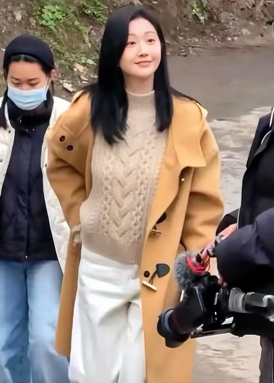 景甜"微胖"出圈:褪去滤镜的自然感,撞脸女大学生引热议