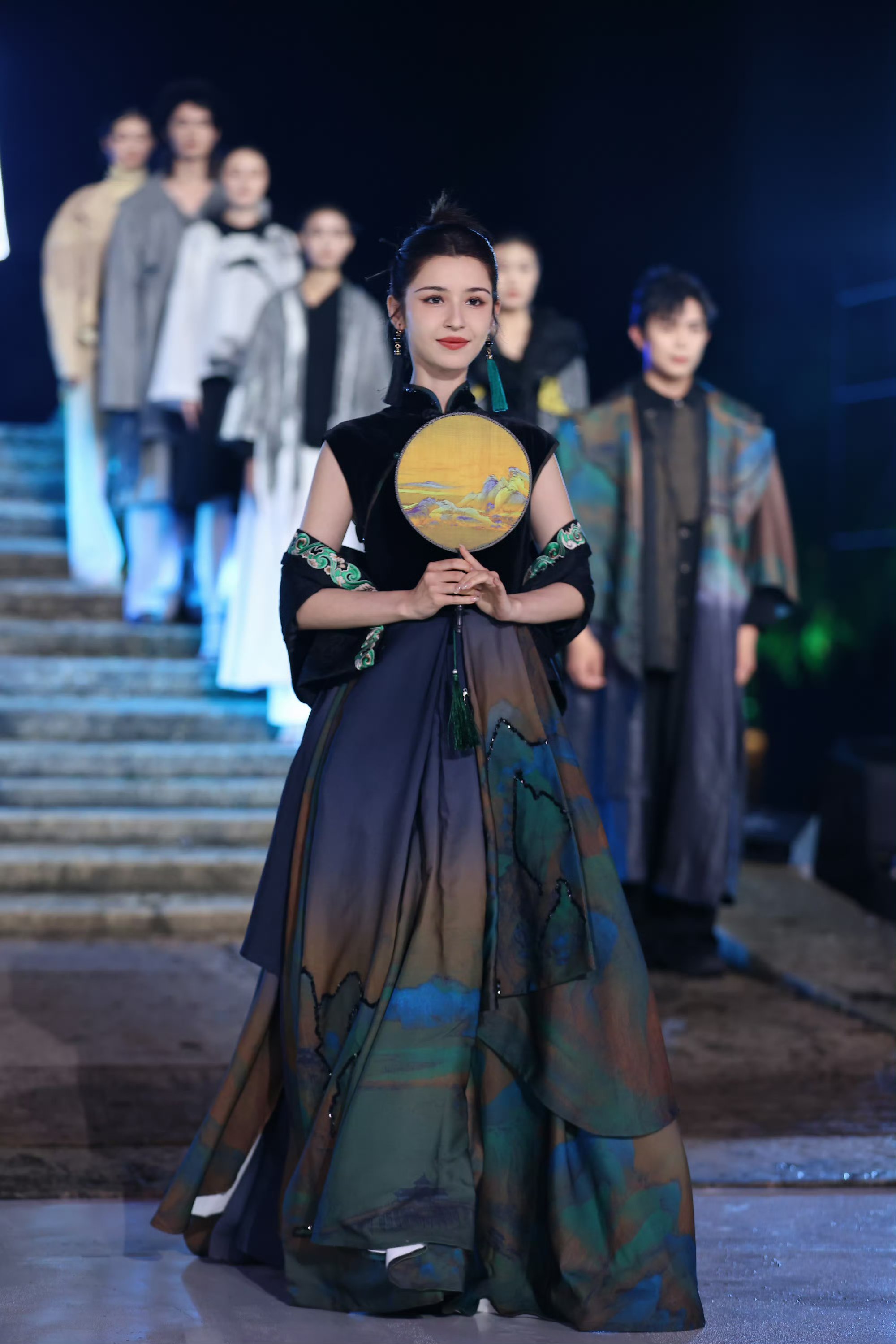 哈妮克孜穿宋服上央视走秀,演绎国风古韵之美[中国必胜][温暖]审美还