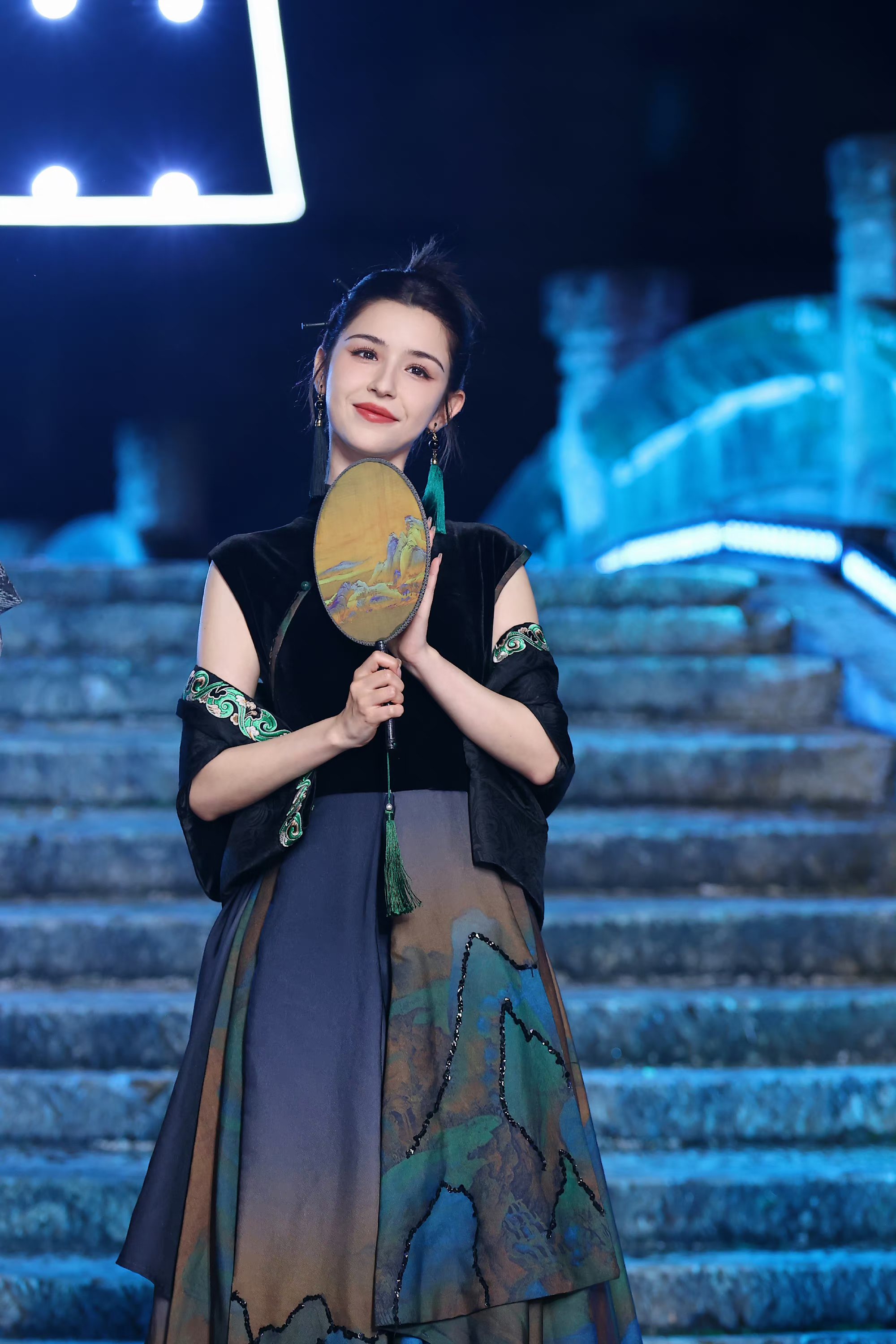 哈妮克孜穿宋服上央视走秀,演绎国风古韵之美[中国必胜][温暖]审美还