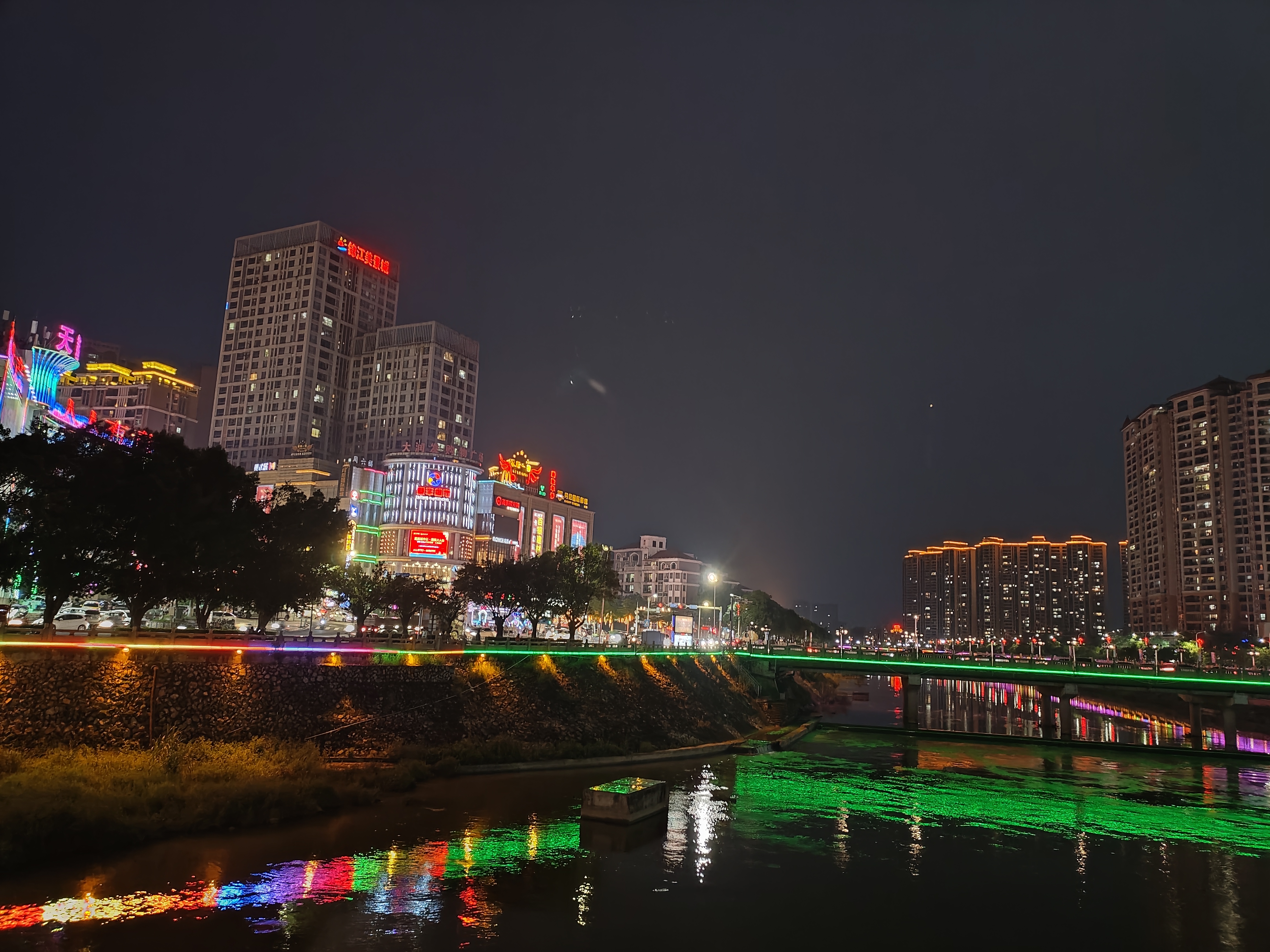 夜景 华灯初上,夜幕低垂,水面如镜,倒映着璀璨星空与城市的灯火辉煌
