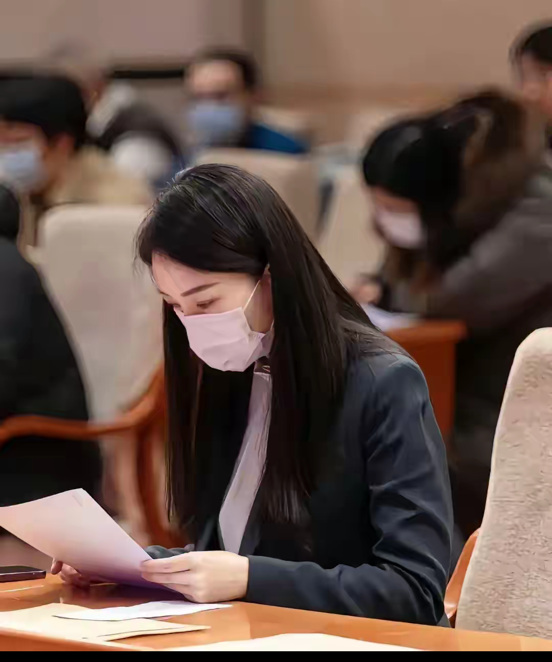 美女小姐姐戴口罩,西装革履好专业,仿佛在开会做报告,真是太飒了!