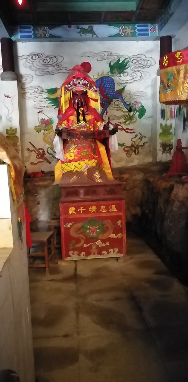 二,福州龙峰泰山庙内有供奉的是"泰山"部将温康二都统.