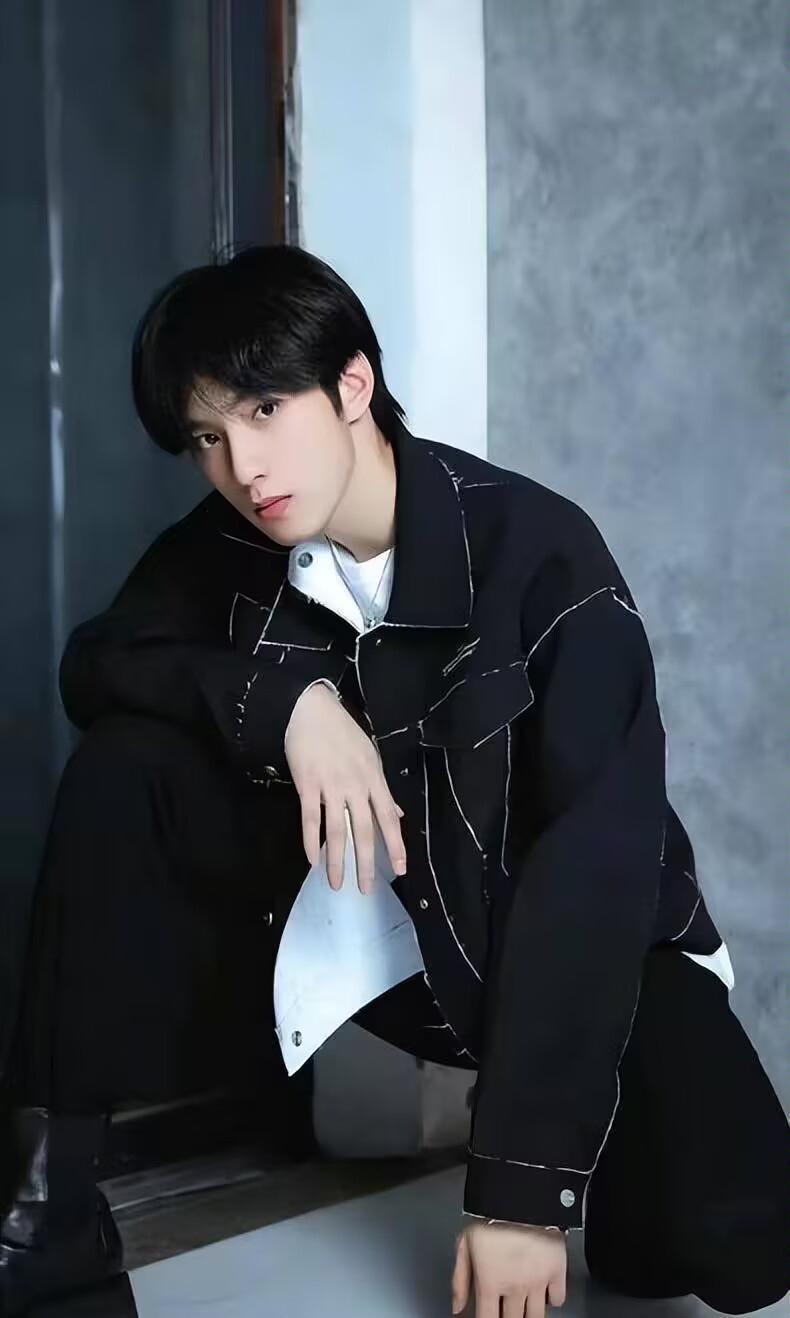 在光影交错的时代,少年们如晨曦中的露珠,晶莹剔透,又充满挑战的勇气