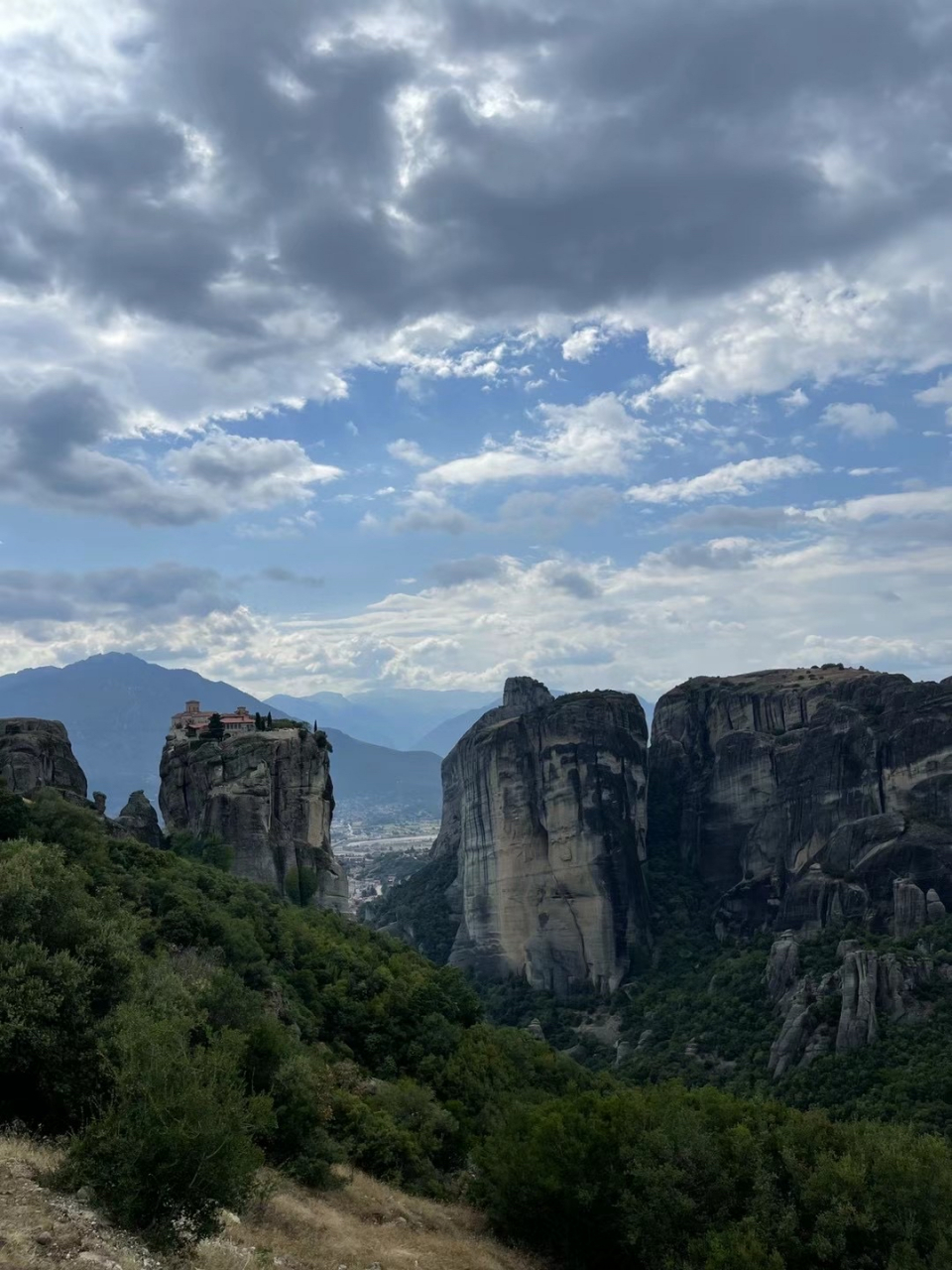 建于品都斯山脉上的大梅戴奥拉修道院.