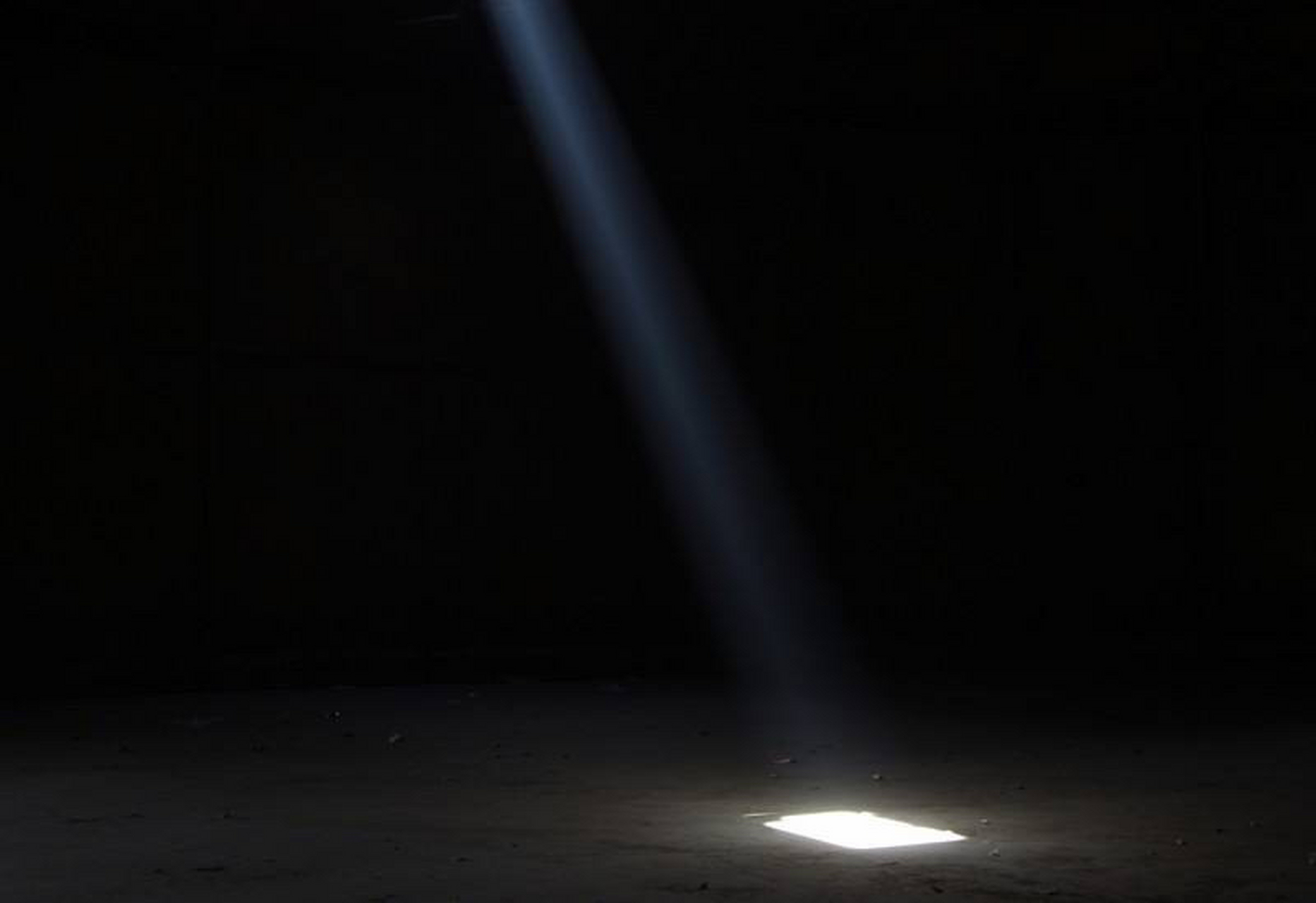 黑暗并不可怕,可怕的是在黑暗里,没有一点光.