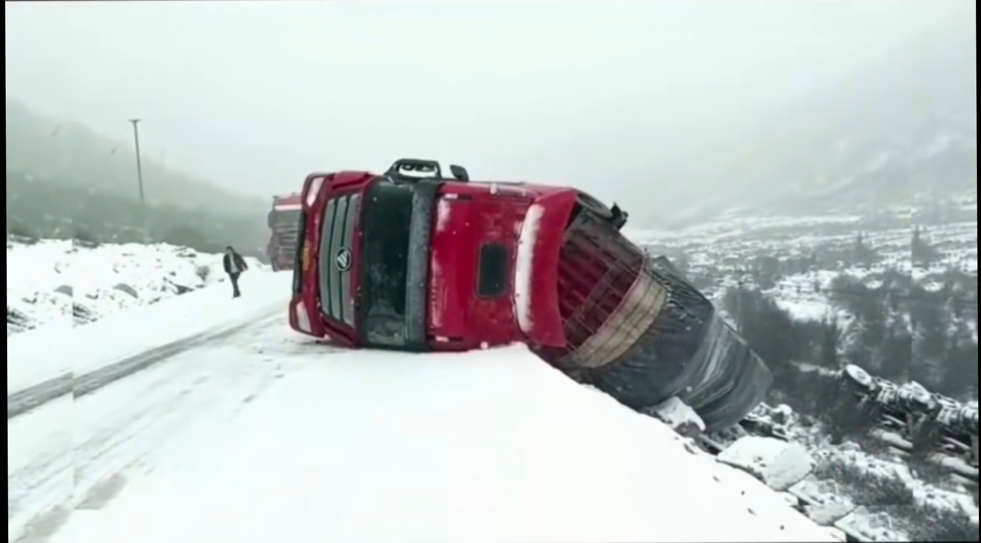 雪天货车事故图片大全图片