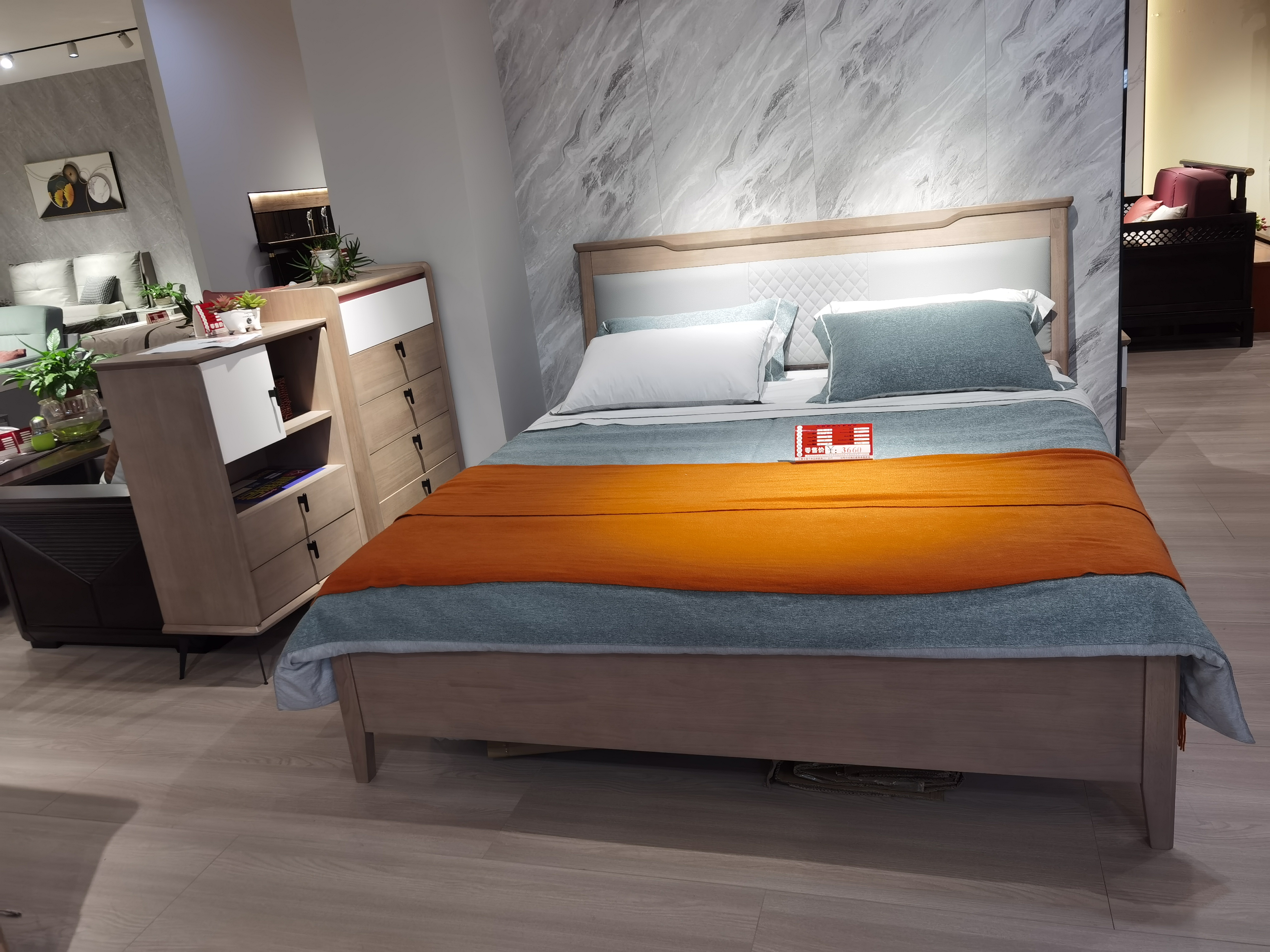 整个房间弥漫着一种轻松舒适的气息,家具的颜色搭配简直完美,给人一