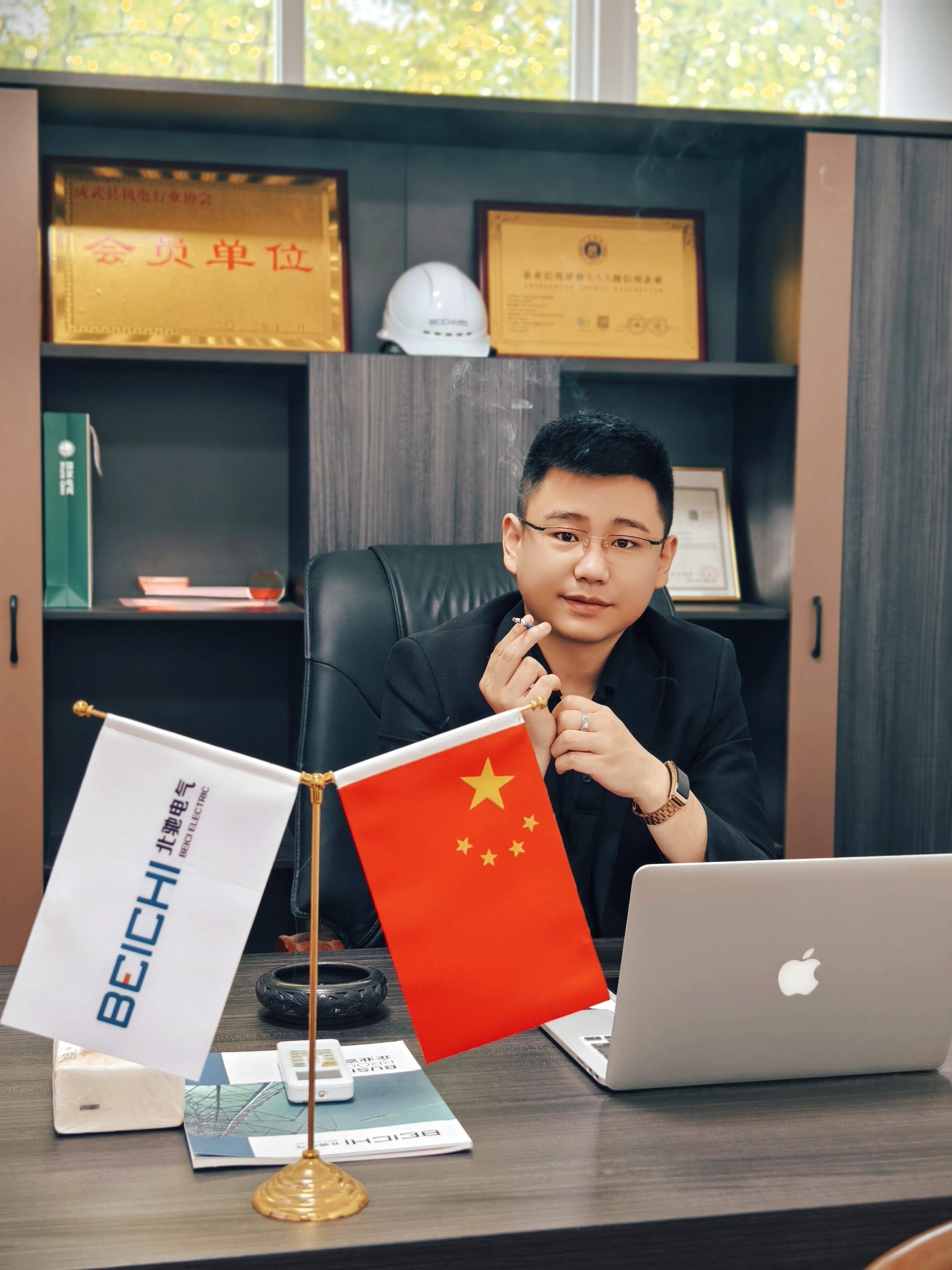 专业时刻  在这张图中,一位男人正专注地注视着前方.