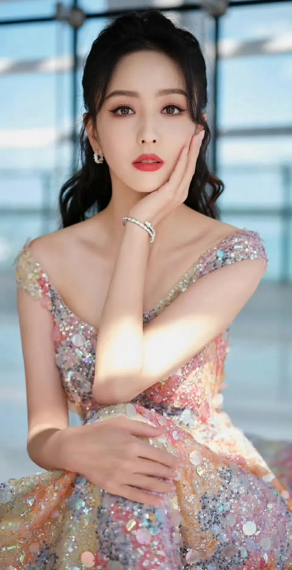 佟丽娅身着粉彩色一字肩抹胸礼裙,美丽至极,尽显清新甜美与高贵气质.