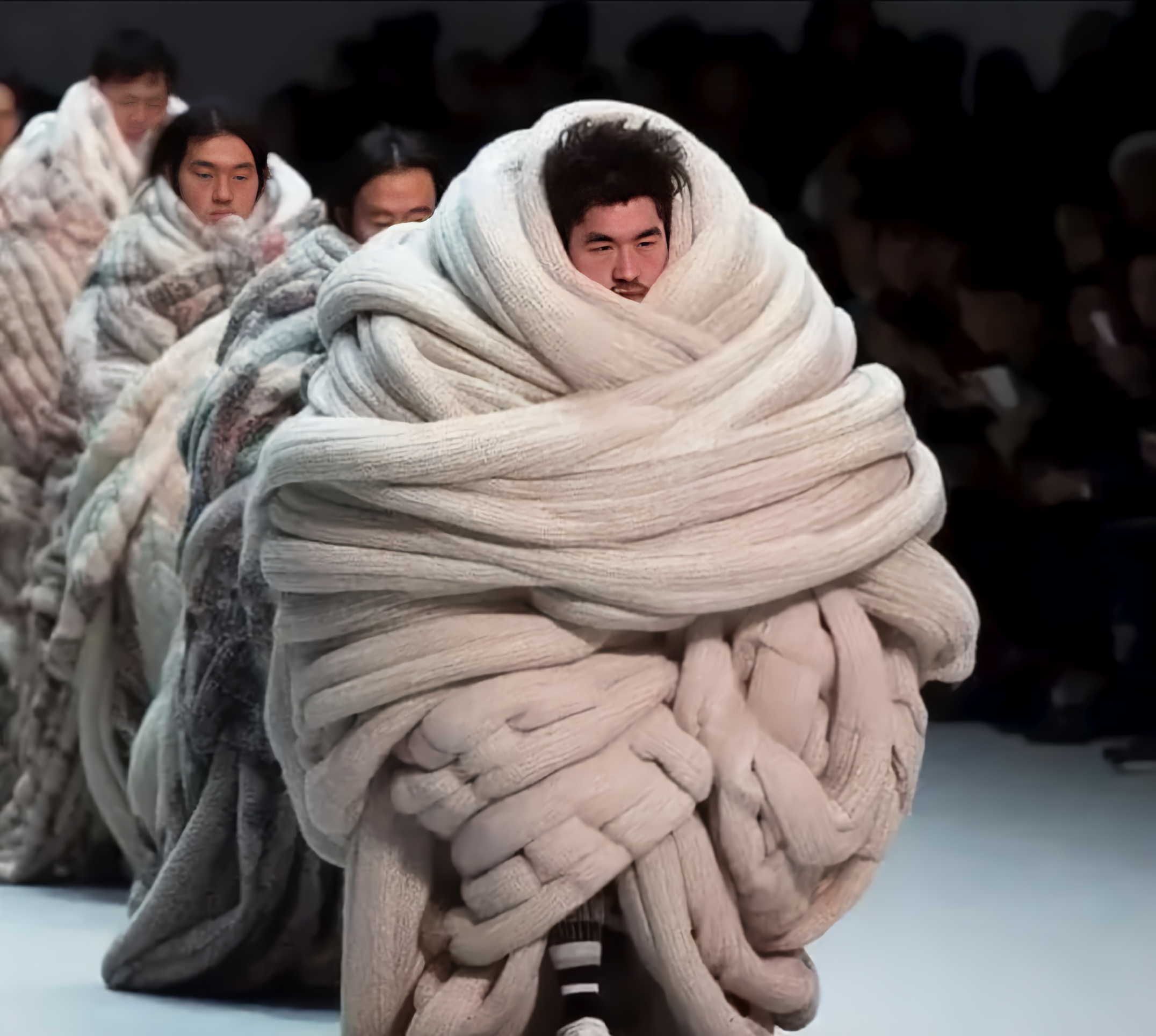 今天去服装秀,看到一组模特穿着那叫一个夸张!身上套了好多件衣服