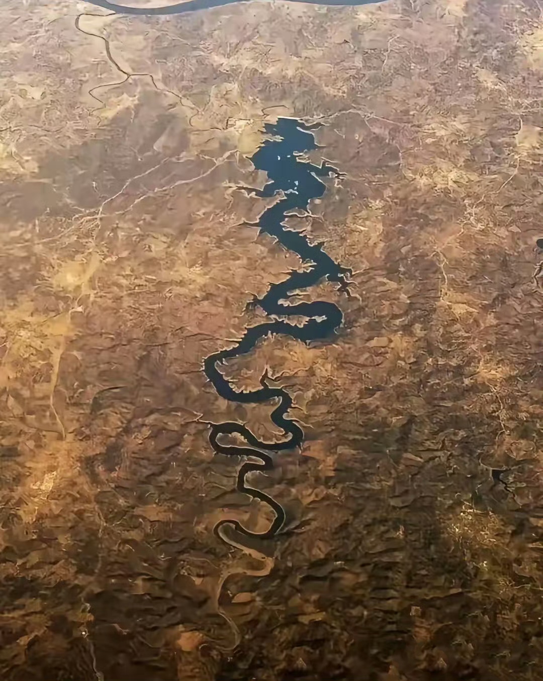 在坐飞机时拍到一条像龙一样的河,一条蜿蜒曲折的