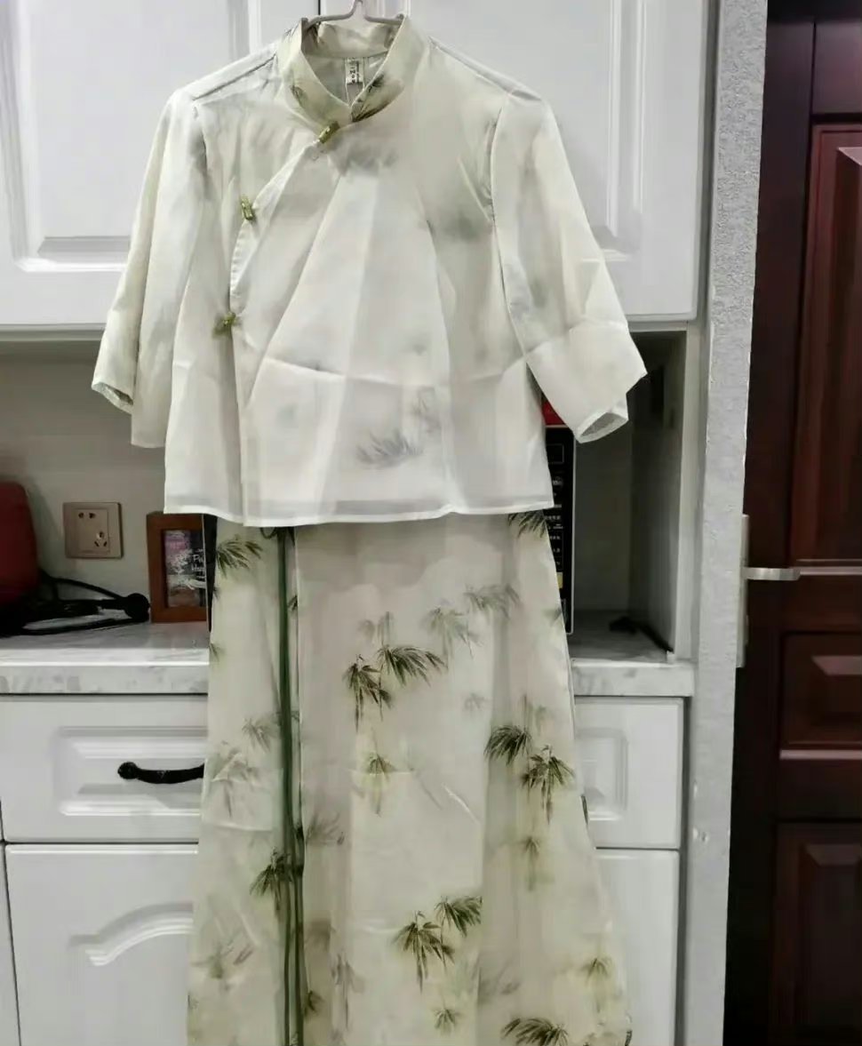 两条裙子,一条是自己买的,一条是老公给买的,两