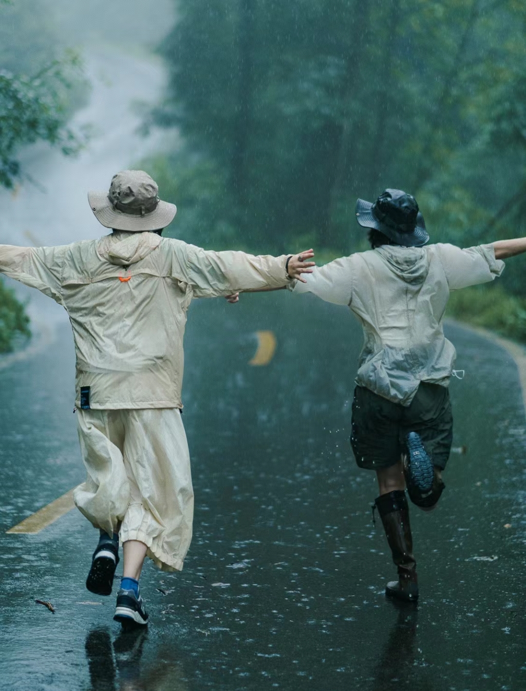 雨中牵手的图片图片