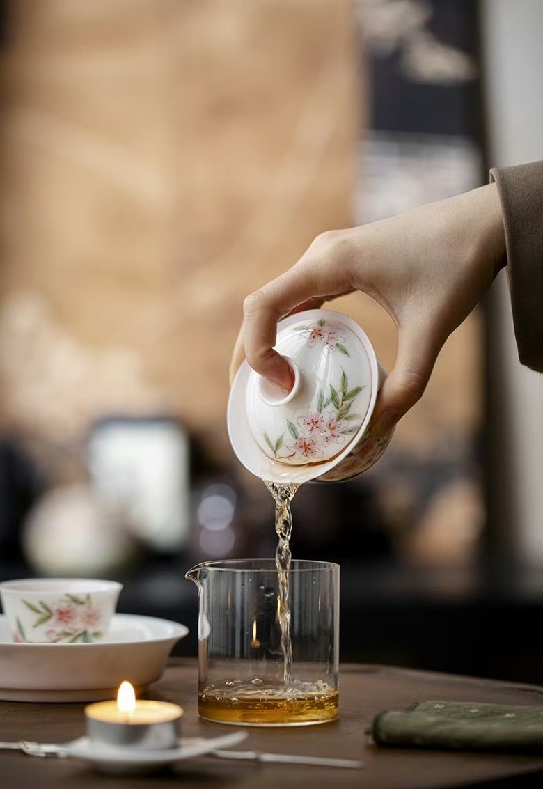 倚杖望晴雪,溪云几万重. 樵人归白屋,寒日下危峰