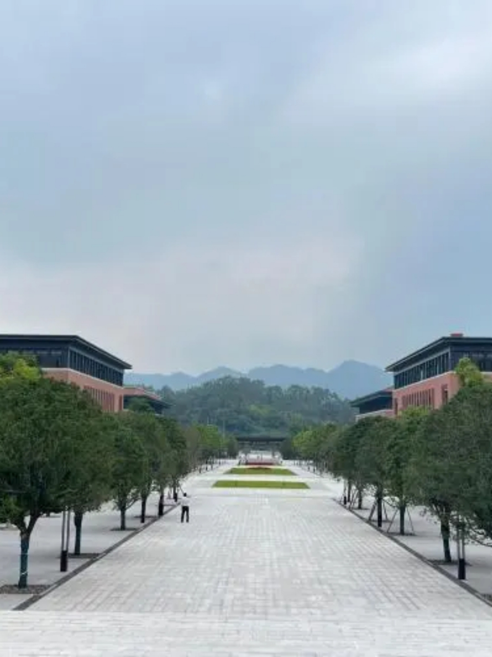 今天,重庆中医药学院第1张通知书20230001,校长亲自送上家门!