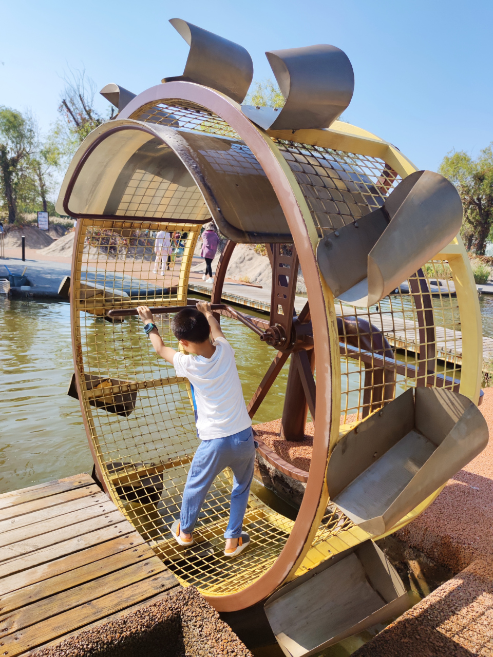 徒手抓鱼,撒网捕鱼,竹篓罩鱼.