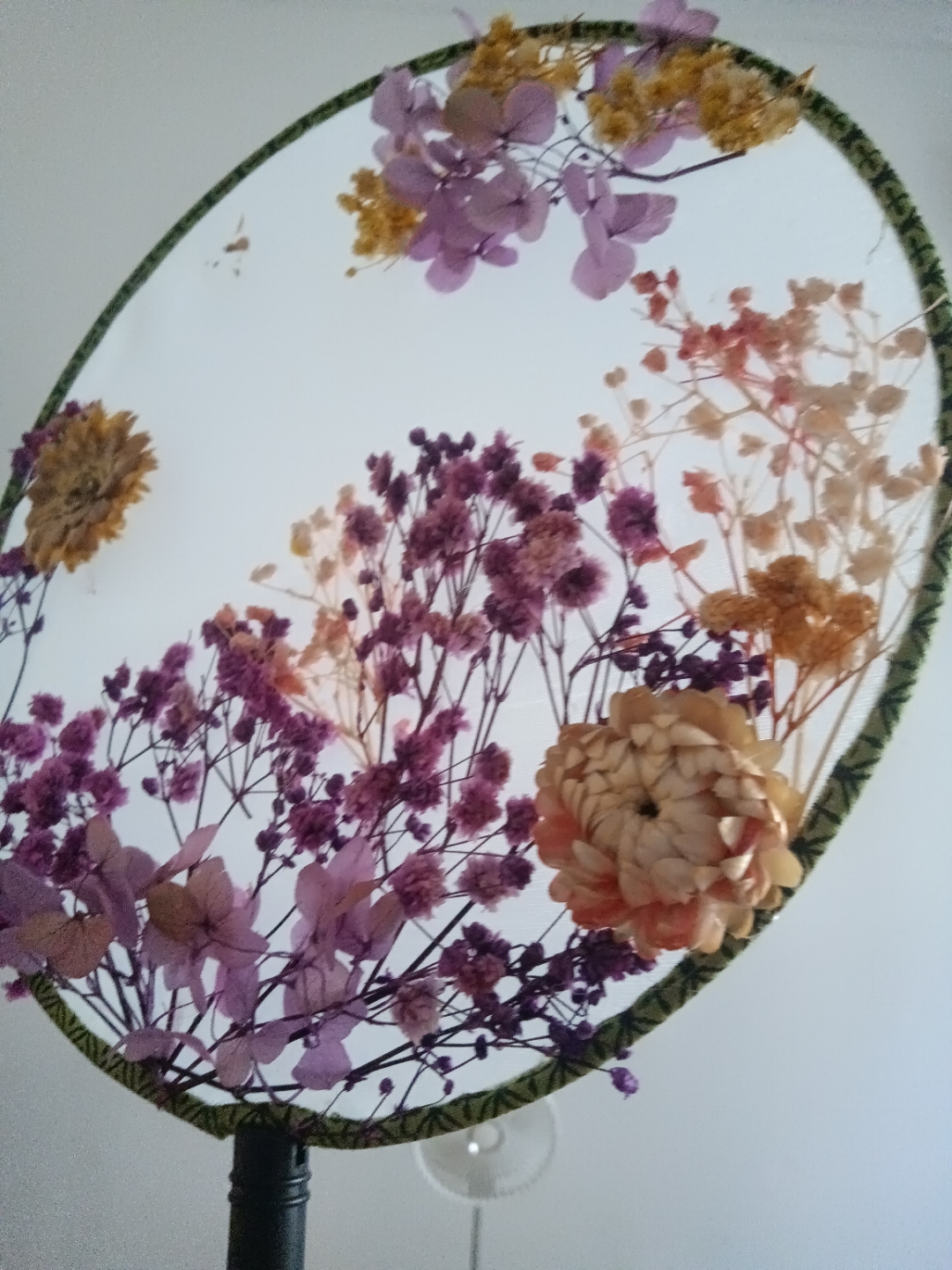 自己手工贴花的扇子,这么热的天,能有这耐心 细心,还真的让我刮目相看