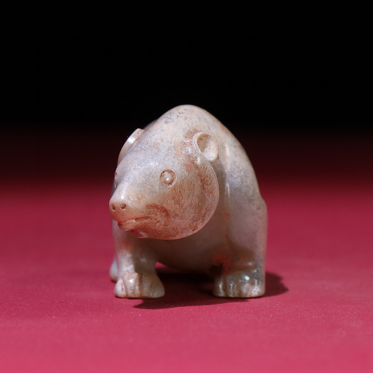 臻品旧藏,汉代生坑灰皮沁圆雕玉熊把件@包浆厚重,沁色入骨,工艺精湛