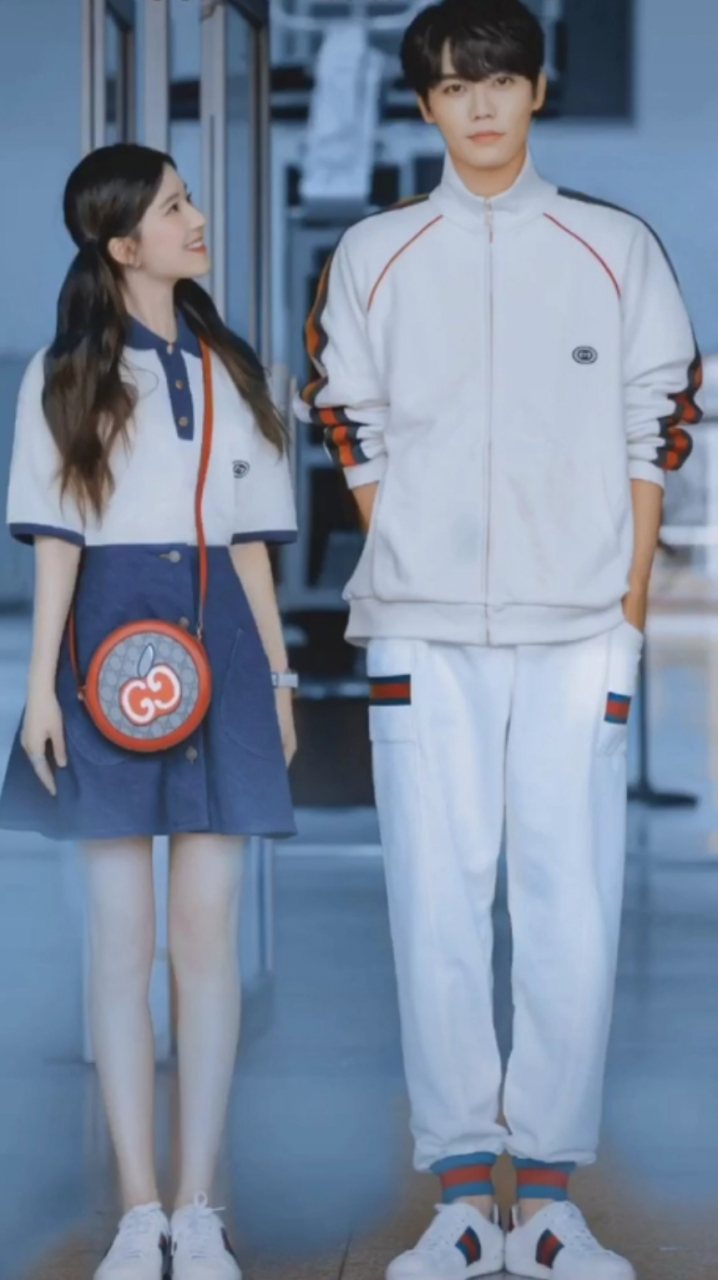 qq图像鼻祖合影了,原来#林彦俊# #赵露思# 两人是qq图像鼻祖,惊不惊喜