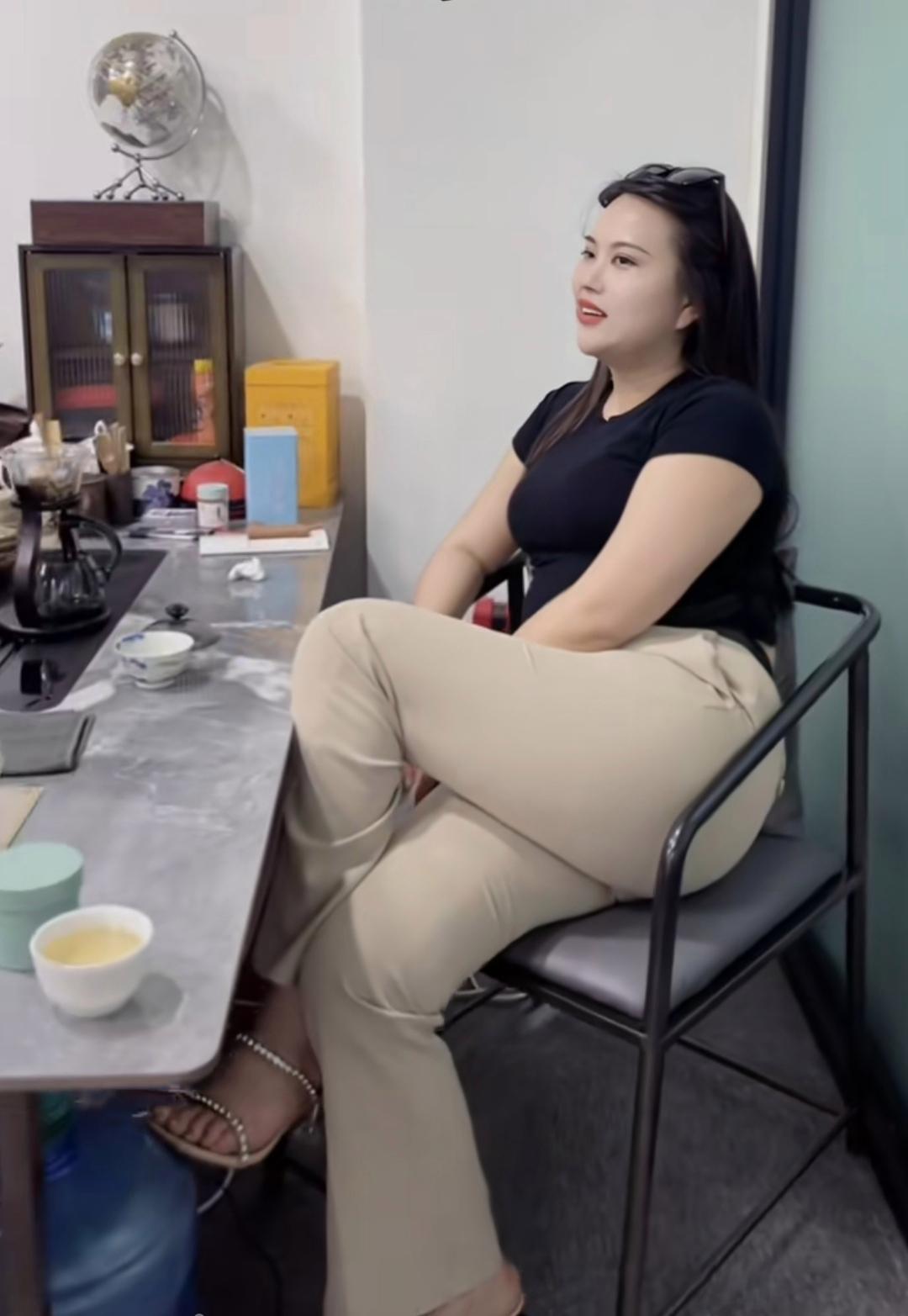 老板娘喜欢喝茶,今天又约我来她办公室喝茶呢