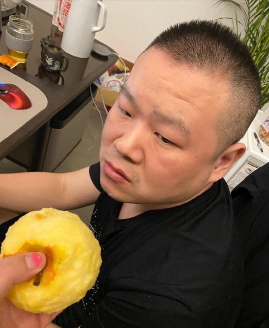 大半夜想吃苹果,削完却又不吃 小岳岳在老婆面前这么能作吗?