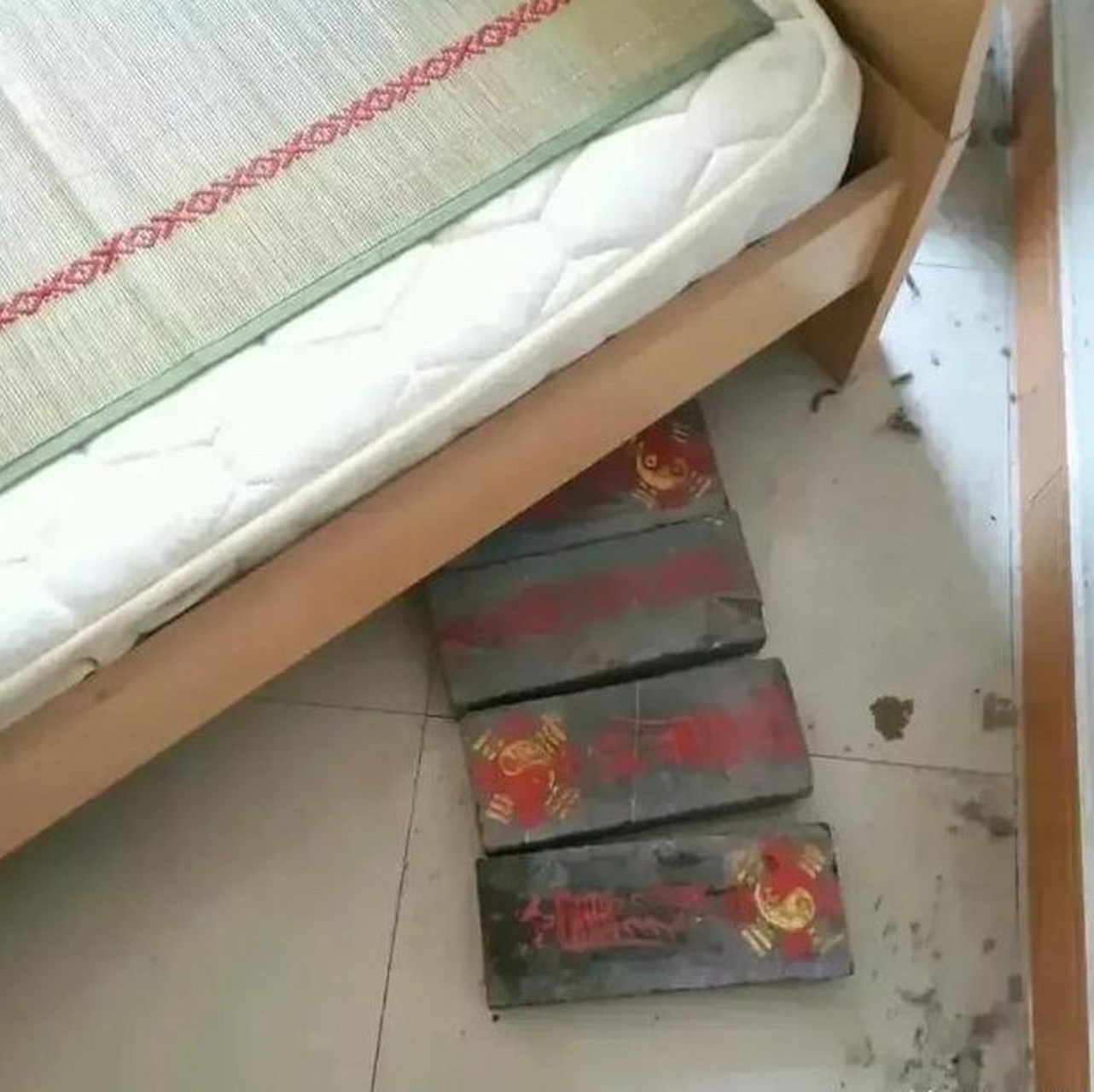 刚租的房子,在床底下发现这个,干什么用的? 676767