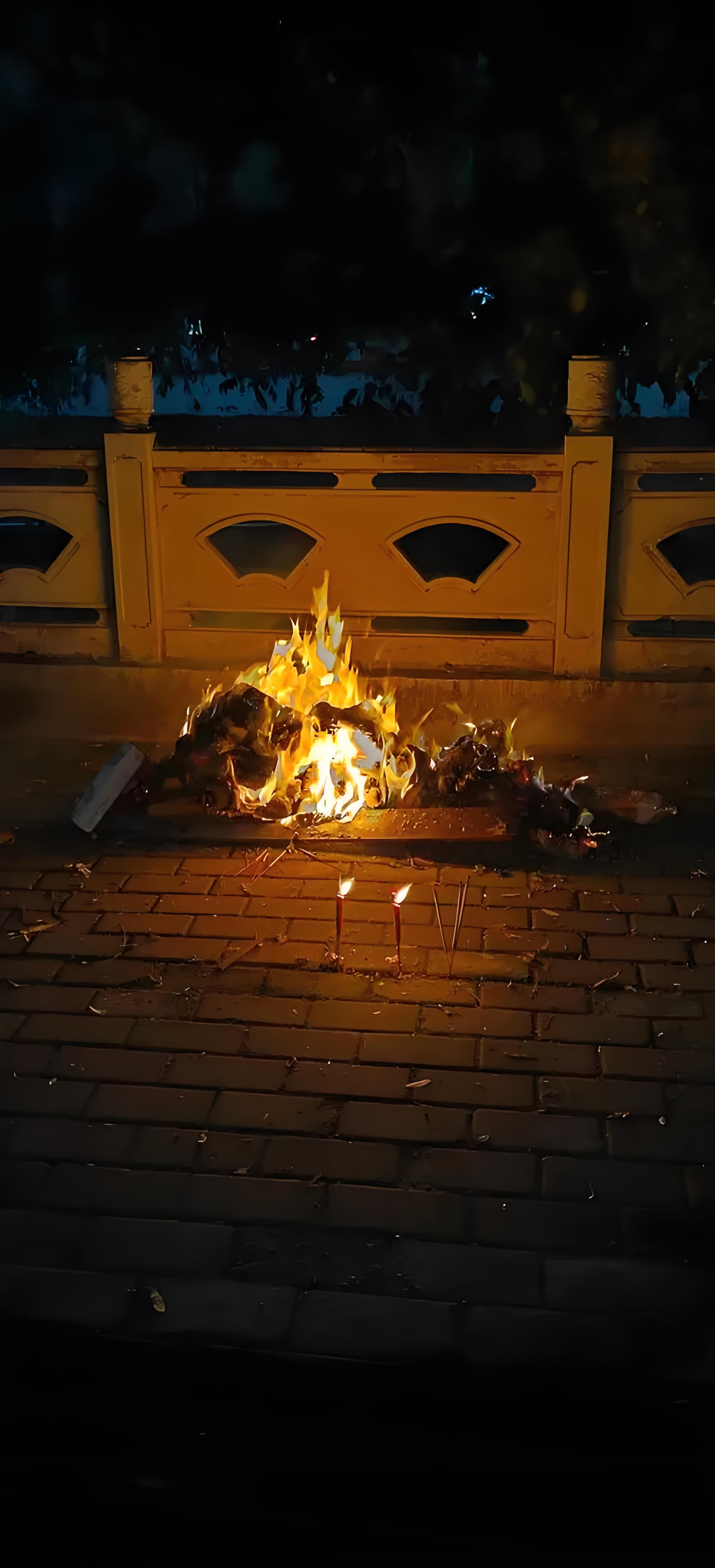 普遍认为这一天晚上鬼魂会出来活动,享受人间祭祀,因此又被称为"鬼节"