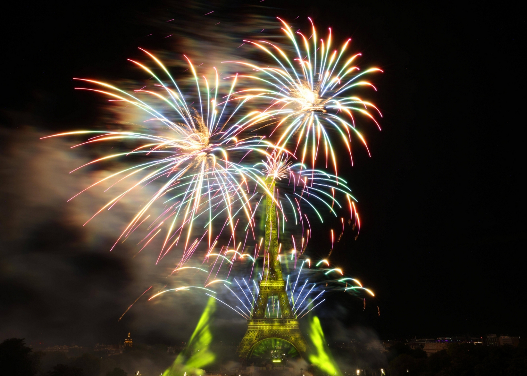 埃菲尔铁塔绝美时刻92  7月14日是法国国庆节,埃菲尔铁塔举行了盛大