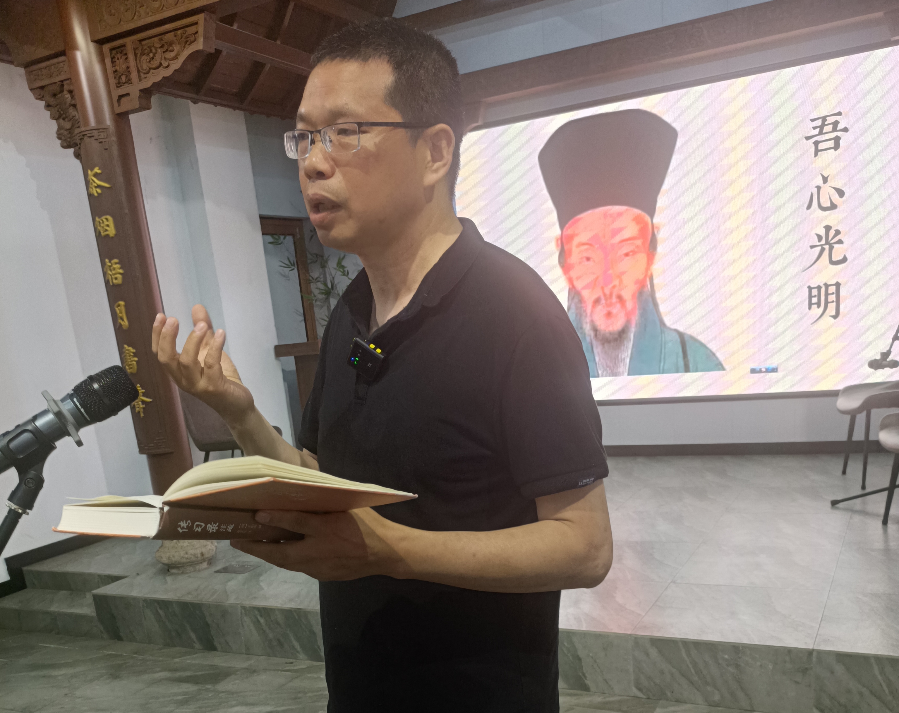 在绍兴越城水街,越红非遗馆观看迎