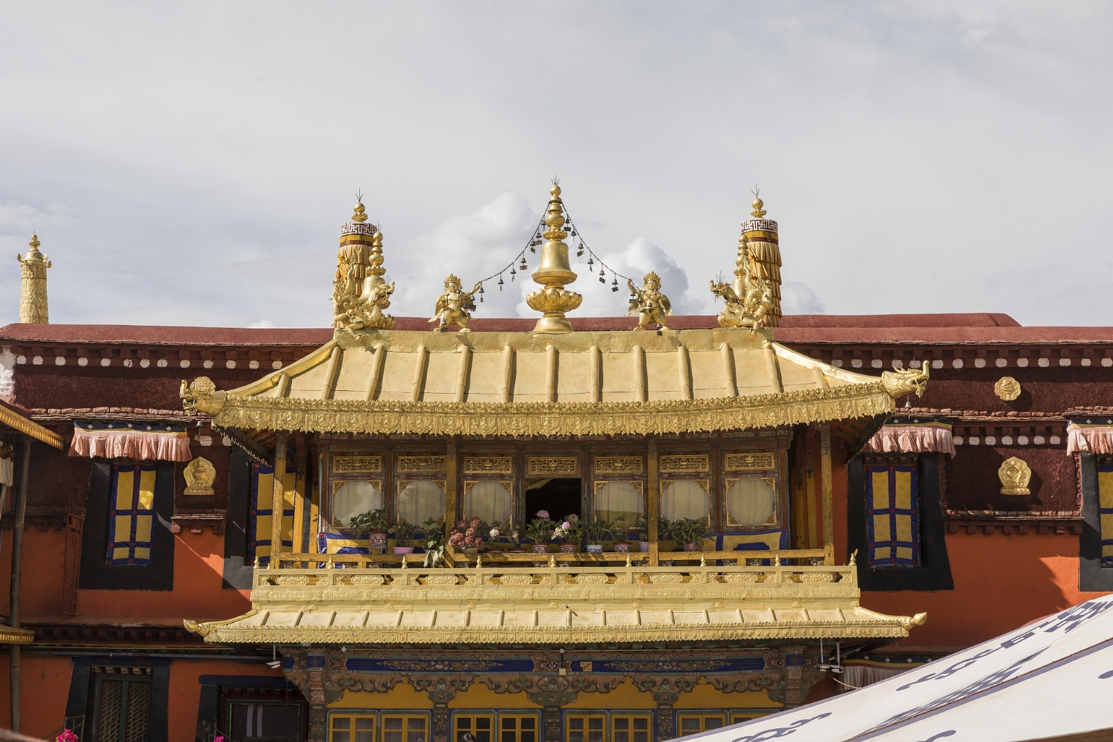 公元7世纪,松赞干布为供奉尺尊公主带来的释迦牟尼8岁等身像而建,后因