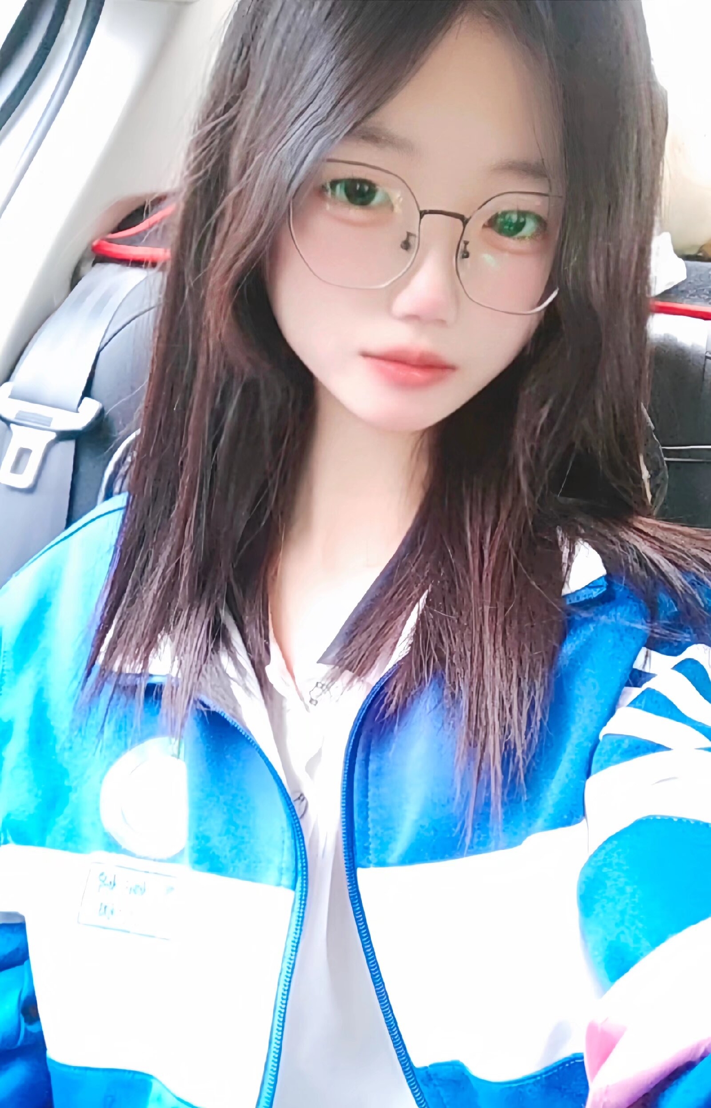 qq空间学生美女自拍=空间发美照的美女