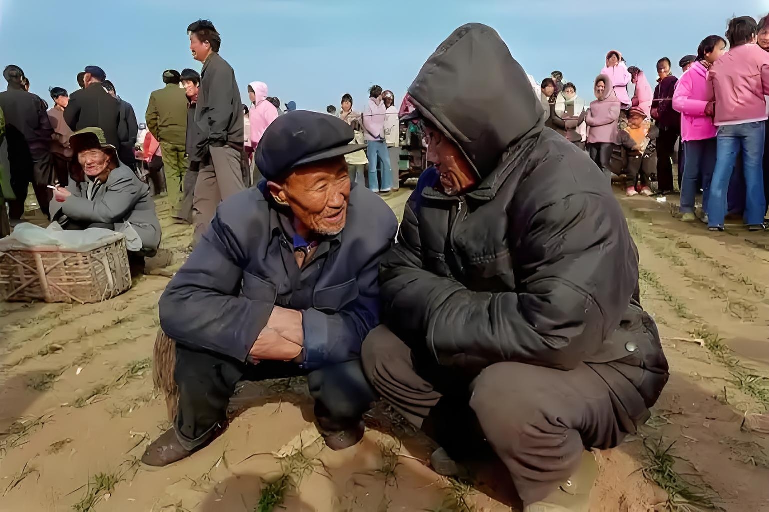 赶集碰到的俩大爷,不知道聊的啥,但看表情就知道挺上头,这俩绝对是至