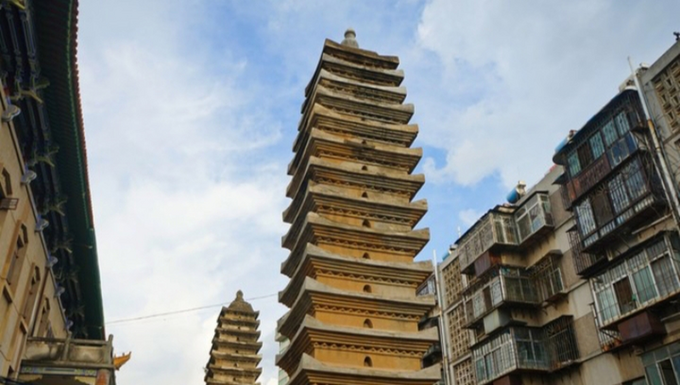 昆明的历史故事69期 昆明大德寺双塔位于云南省昆明市市中心,是一对