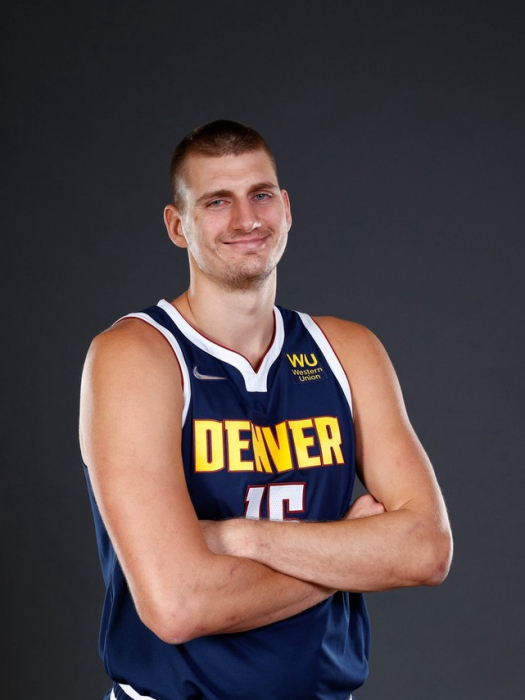 尼古拉·约基奇(nikola jokic),1995年2月19日出生于塞尔维亚松博尔