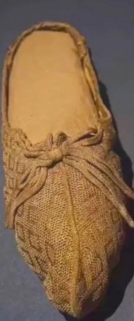 这双鞋是南宋时期赵伯澐陵墓发现的,赵伯澐是宋朝开国皇帝赵匡胤的七