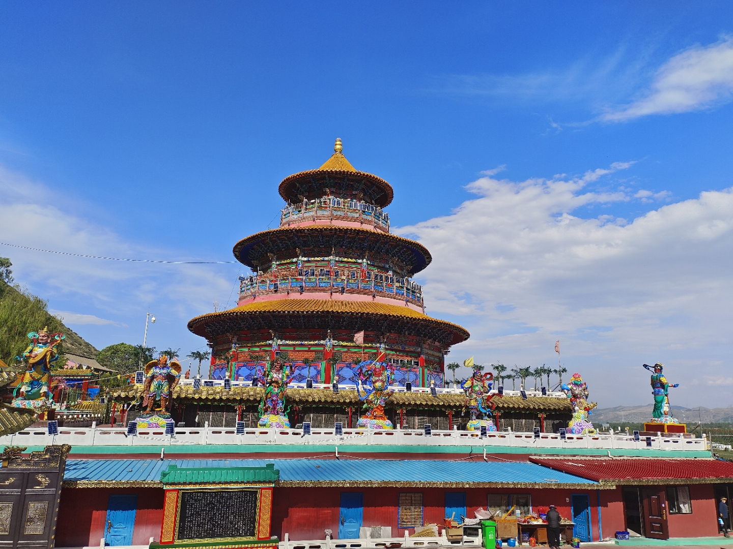 凤凰而得名,景区内建有九天玄女祖宫,圪坤宫,天缘宫,天地宫,青海神殿